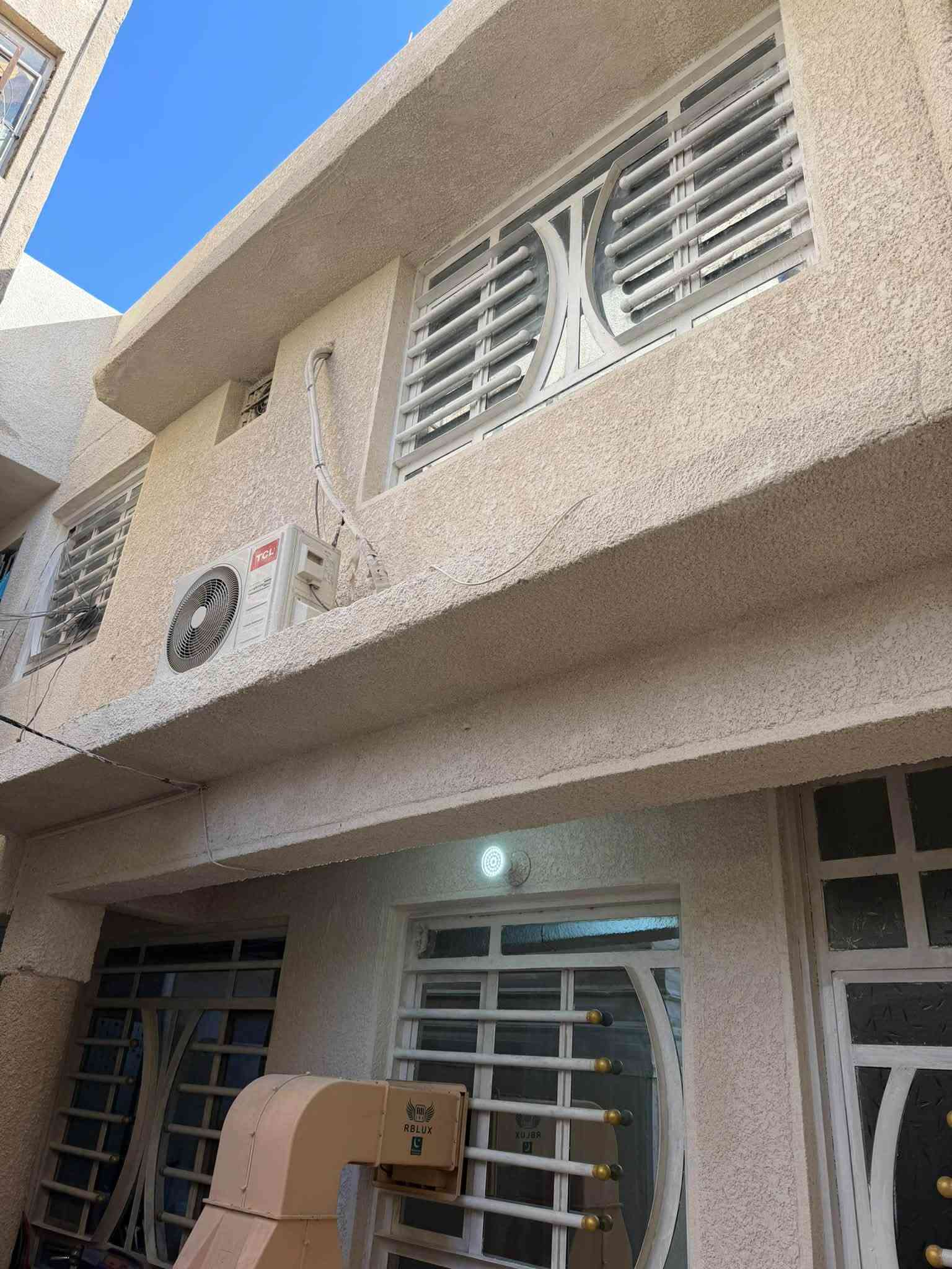 للبيع بناية تجارية 200متر في بغداد الجديدة
البناية طابقين تحتوي على اربع شقق سكنية مع كراج بدون محلات 
سند مستقل مع خارطة عقار باسمي بدون دلال
الموقع تجاري قرب كنيسة مارتوما وكنيسة مريم بالوسط مع قربها من فلكة رقم عشرة 
الواجهة 4م النزال 25 م تفتح من النص 16م
البناية صب مع دنك تقطيع وممكن اضافة بناء 
سعر المتر مليونين و 400 الف دينار 
للاتصال ***********

نص مكتوب في الصور:
- شقة رقم ٢ <<<
- شقة رقم ١ >>>>>>
- الشقة الرابعة
- الشقة الثالثة
- كراج عرض ٤متر