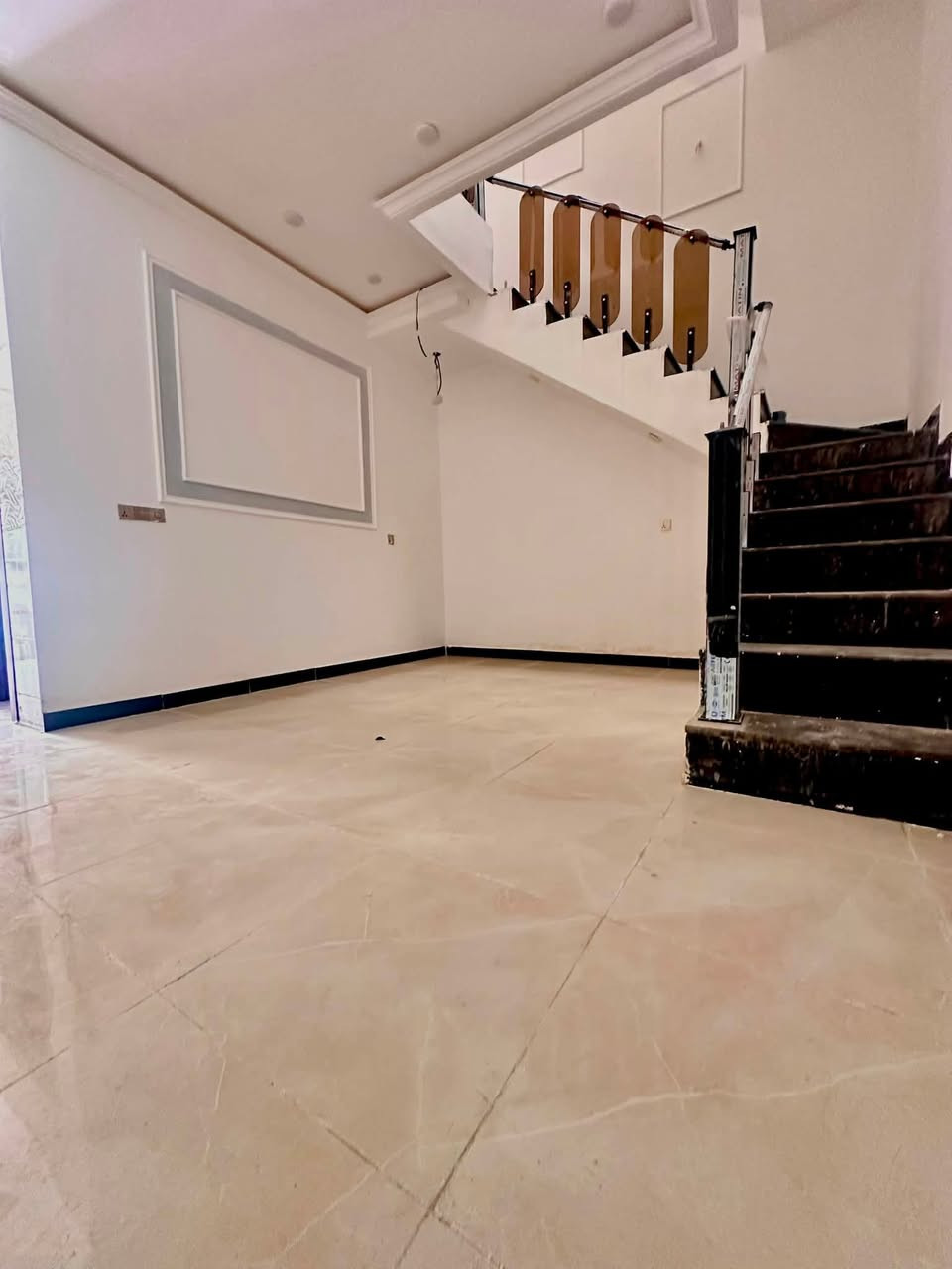 السلام عليكم
🌟 للبيع – دار حديث البناء  (زيرو) 🌟بناء 2026 
📄 طابو صرف – سكني – جاهز للسكن 

📍الموقع:
بغداد / البياع / حي الري – قرب شارع قطر الندى
المساحه /
* المساحة: 90 م²
* الواجهة:* 6 م
* النزال:* 15 م
3 غرف نوم   +. 2 خدمات صحية
درج مرمر ، محجر جام ،ارضيه بورسلين هندي ، باب قاصه تركي 
 الطابق الأرضي:
* مدخلين 
*  مدخل  مطبخ سيراميك
*مدخل  استقبال 
* هول حولي كبير 
* غرفه نوم ارضيه 
* خدمات صحية
* مناور 
الطابق الثاني:
* 2 غرفه نوم 
* خدمات صحية
* بيتونة
* سطح أمامي وخلفي
* ⁠
📍 العنوان: بغداد / الكرخ / حي الري
📞 للاستفسار والاتصال: متوفر واتساب 

***********
***********
