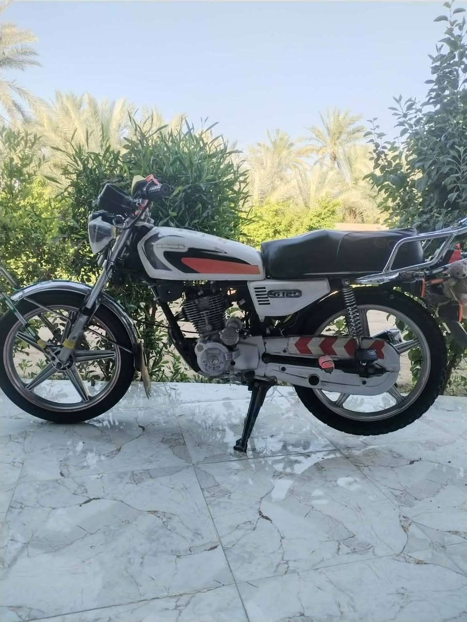 سلام عليكم سيفان للبيع موديل ٢٠ كامل مكمل أي نقص مابي محرك 150 محرك ما مفتوح سعر ٥٠٠ أو بي مجال  خمس أوراق بي مكان ديالى ناحيه السلام الونديه ***********
