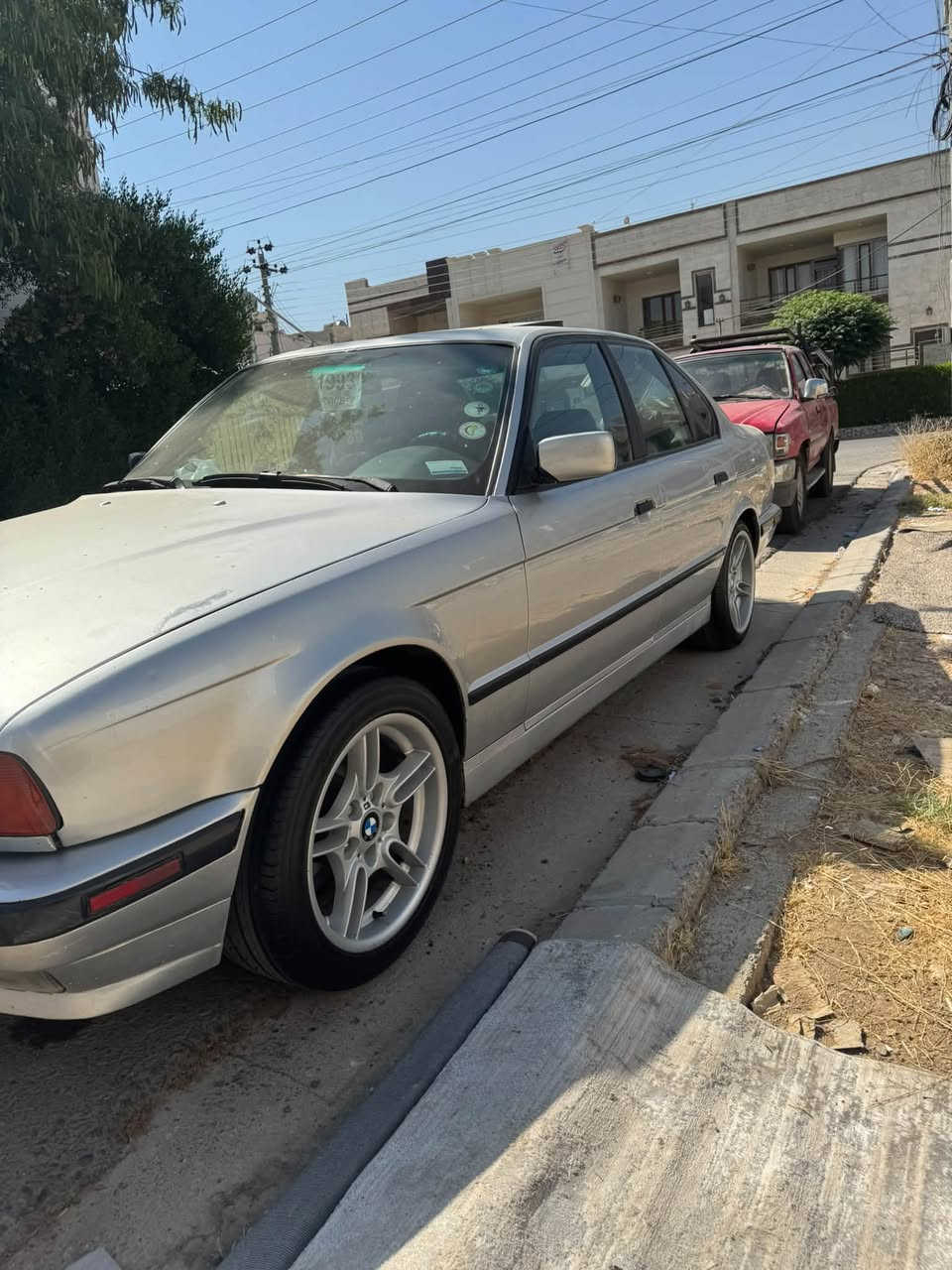 السلام عليكم  للبيع BMW 1993اصل    مكينه وكير اوتو 525. ألون سلفر السياره كلشي بيها بلادي بدون دعم بدون دكه جاكوج بجم عريض أربع جام كهرباء كشن جلد سلايت روف تخم تاير ويل حصيره بلاد عليها باتري جديد تبريد ثلج كهربائيات صدر خلفي امامي جديد رقم أربيل باسمي شرط التحويل     مكانها اربيل   وسعر ٦٨ وبيها مجال لطيبين  *********** وتساب
