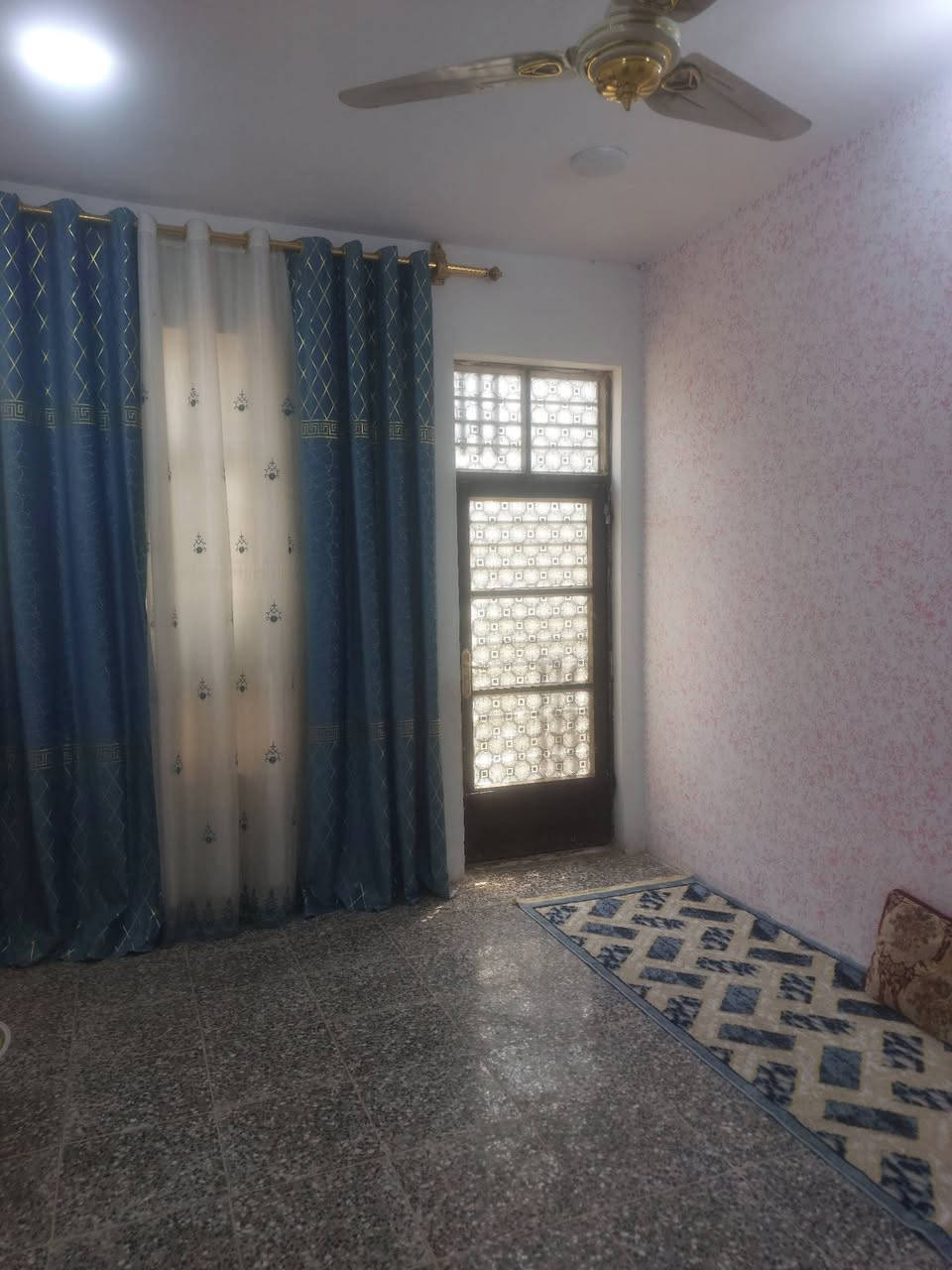 ياالله
بيت للبيع المساحة أكثر من ١٠٠ متر 
العنوان الدسيم الفتحه المقابل قطاع ٧٢ 
بضهر المتنزه أول فرع عاليسار السعر 60 وبي مجال 
رقمي *********** بي واتساب
