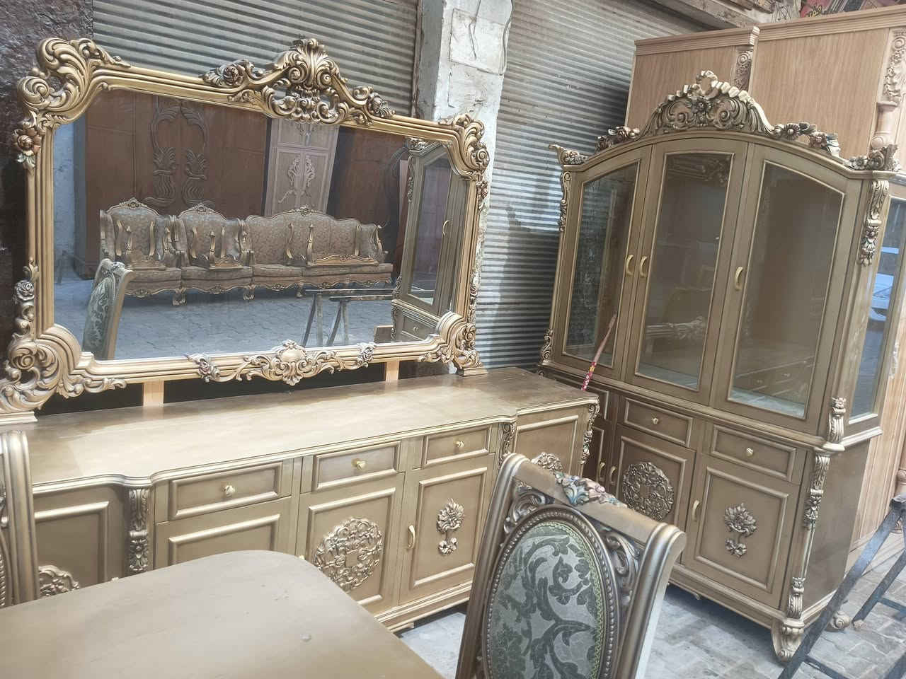 نصف تخم مصري مع طبلات ٣٥٠الف اخذتا بمليون
ميزطعام 8كراسي مصري 500الف ماخذا ب 2مليون 
 فاترينا زان مصري مع خشب 250الف ماخذها 750
مدخل صاله ول مترين ونصف تقريبا 500الف ماخذا 1.500
الغراض نظافه 100 ٪ اي ضرر مابيهم عرضتهم يم ابو محل اريد ابيعم 
موقع الكاظميه 
للتواصل 
***********
