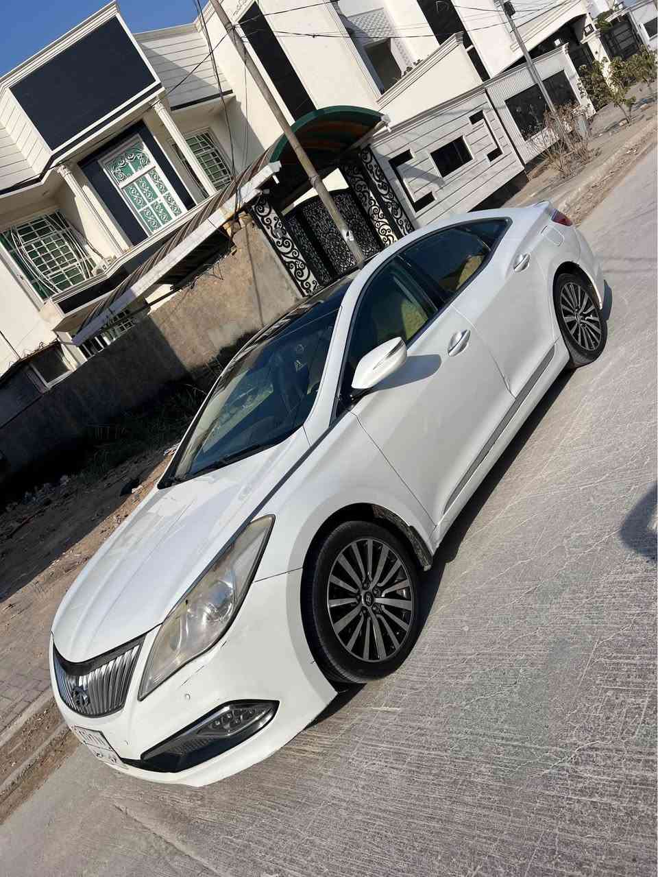 سلام عليكم هونداي ازيره مديل ٢٠١٢ خليجي 
فول موصفات عده البصمه محرك ٢٤٠٠ جديد
بيه ٣ قطع صبغ بدون ضربه شخط
محرك كير تبريد سياره حلوه
رقم اربيل تحويل او وكاله
السعر ٨٠ ورقه 
رقم *********** ديوانية, القادسية
