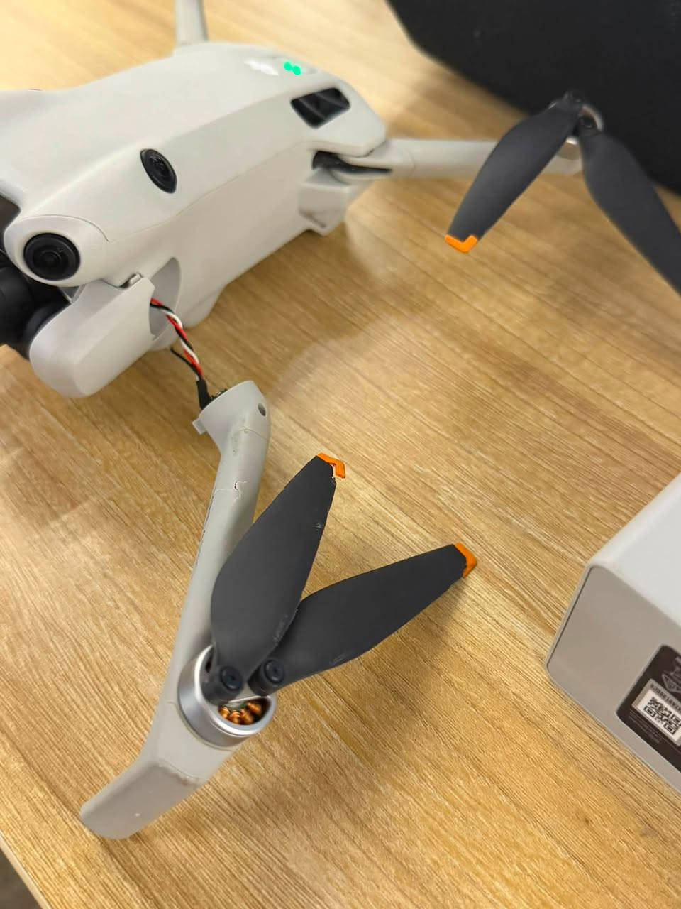 Dji mini 4 pro كومبو بلس 
جويستك Rc2 و 3 بطاريات كامل ملحقاتها ابيع على وضعها بيها ذراع خالع وعدسه الحساس الايسر بيها ضربة قيم واخذ تواصل ***********
