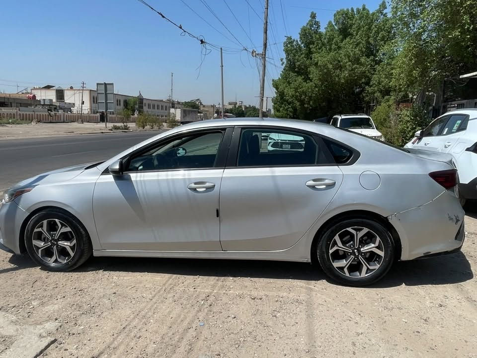 السلام عليكم
كيا فورتي 2020 امريكي 
محرك 2000
كير cvt
ماشيه 106654mi
صور الحادث موجوده بل منشور
ملاحظة (مبدل بيه كايم شفت بارد)
مكان سياره بغداد السعر 115 قفل 
‏للبيع او مراوس 
***********
