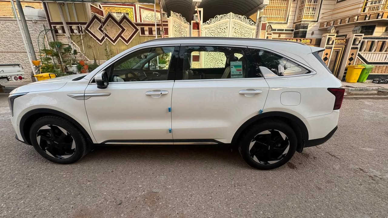 السلام عليكم
Kia Sorento 2025 
فول مواصفات رقمها اربيل 
ماشية ١٢ الف 
السيارة مكفولة كفالة عامة من كلشي 

خمس كاميرات
كشنات جلد تدفئة تبريد
تسخين تبريد
بانوراما 
شحن لاسلكي
داتا شو 
الصندوق الخلفي كهربائي
ويل ١٩ 
حساسات جانبية
٦ سلندر 
كير ماوس 
بريك طوارىء خلفي( اي شي خلف السيارة تلزم بريك تلقائيا)
تبريد ٣ قطع
٧ راكب 
ضمان ٥ سنوات
السيارة مدوشمة دوشمة اصلية

السيارة زيرو من الشركة على ايدي

مكاني ديوانية 
للاستفسار خاص او واتساب ***********
