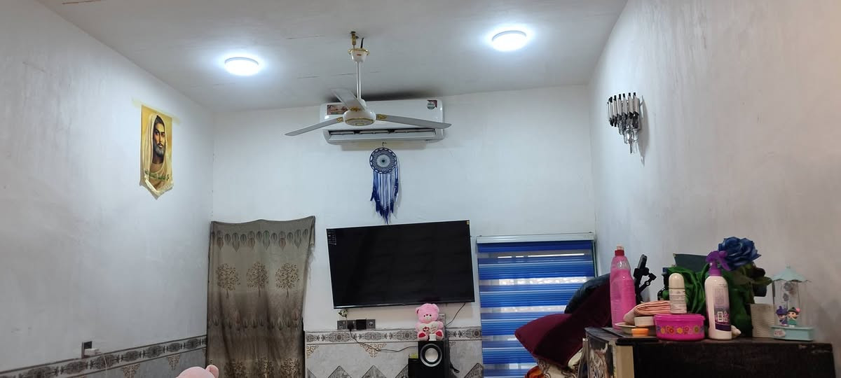 بيت للبيع
حي الامين الاول نزله صيدليه الغد خلف غسل السلطان قريب على الشارع العام 
مساحه 140
يحتوي على غرفه وصاله ومطبخ وستقبال وصحيات داخليه وخارجيه 
***********
