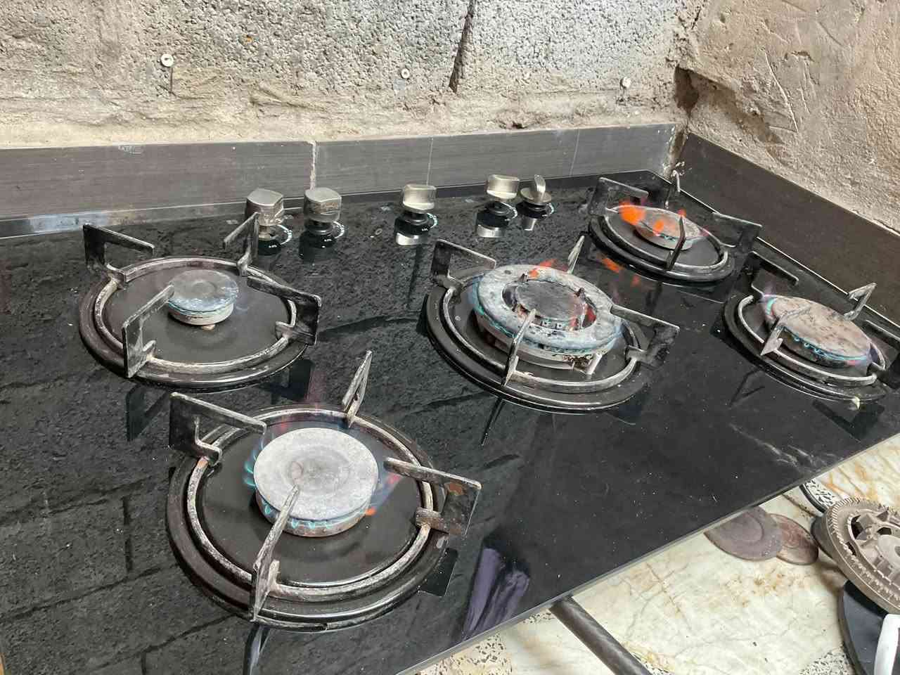 طباخ غاز زجاجي 5 عيون للبيع 
سطح زجاج أسود أنيق
مناسب للطبخ اليومي وجميع العيون تعمل مستخدم شهرين 
90 في 50 سم
السعر: 60 ألف دينار
واتساب : ***********
