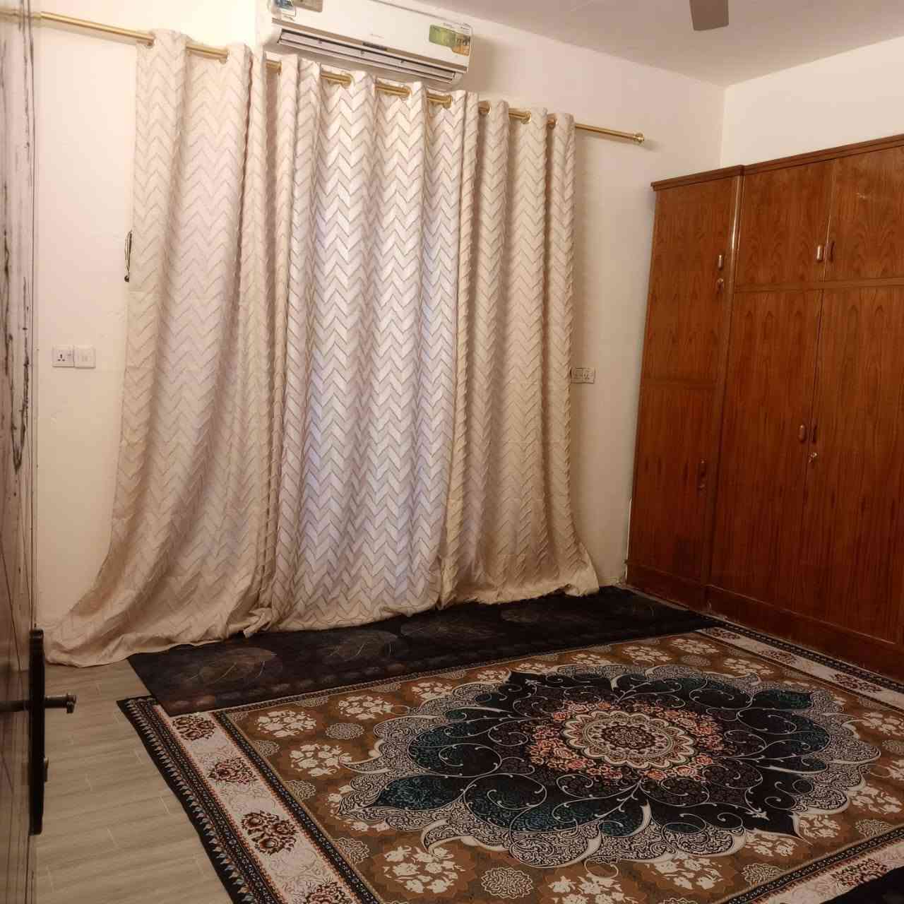 السلام عليكم بيت بحي الامين الاول قريب جدا للشارع العام مساحه ٣٠٠ متر واجهه ١٢ نزال ٢٥ يحتوي البيت على غرفه وصاله ومطبخ وصحيات وكراج سياره خدمات كامله البيت نقصه بس الارضيه للاستفسار اكثر ***********
