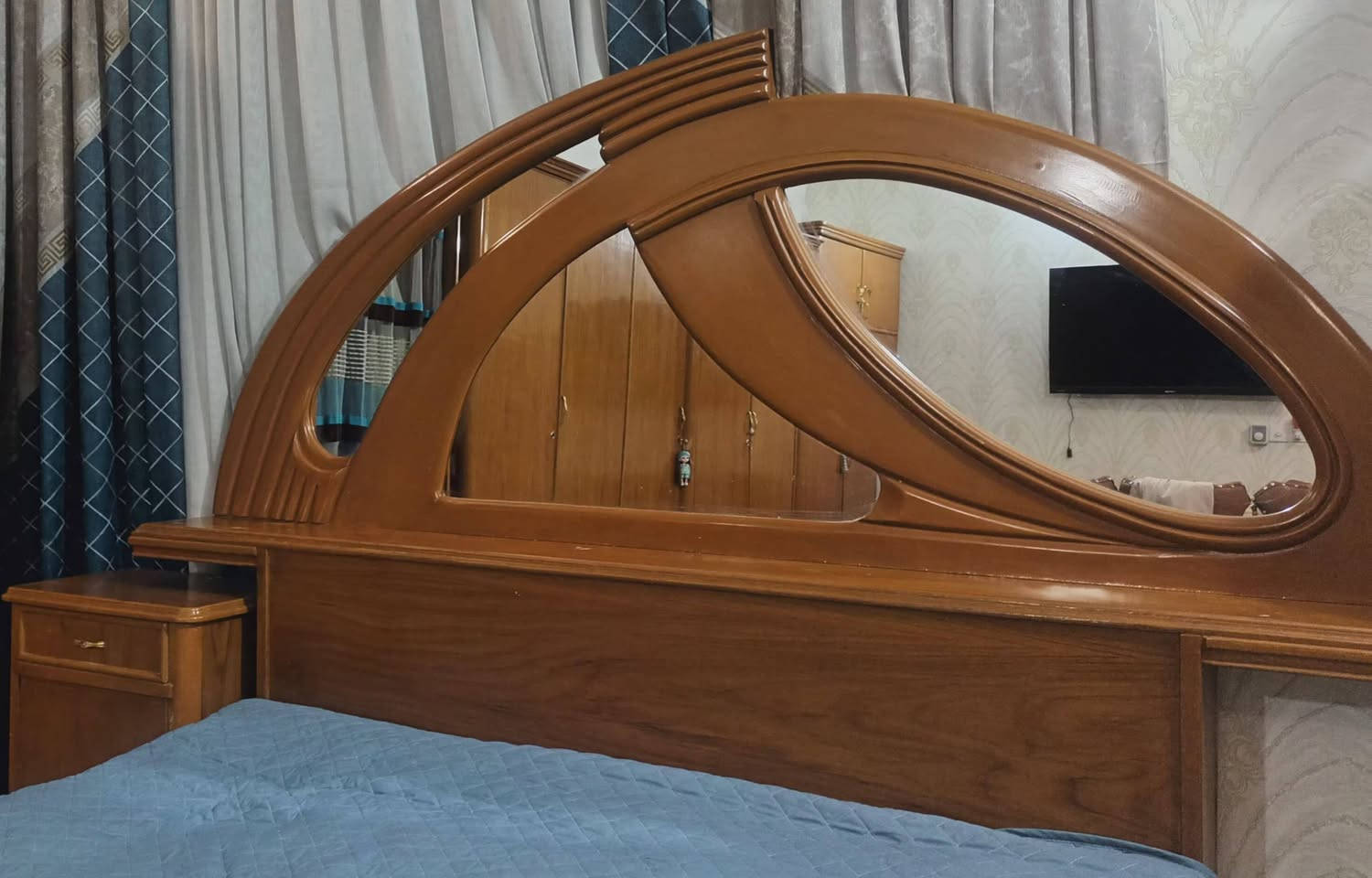 غرفة اخشاب للبيع شغل عراقي درجة أولى (نجارة شارع المدينة) الموقع ( نجف - حي الفرات )
محتويات الغرفة :

-----------------

*كنتور ٥ ابواب 

*زاوية تحتوي على معرض  وكومدي ومجرات عدد ٢

*جربايه مع كومديات عدد ٢

*ميز مرايه ذات تصميم عصري ومميز

المميزات :

----------

*الخشب صاج خارج وداخل 

*ارتفاع الغرفة ٢.٣٠سم 

*فرش الجرباية عدد ٢ 

((السعر مليون و ٨٠٠ الف))

للاستفسار الاتصال على الرقم ***********
