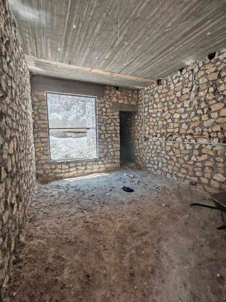 سلام عليكم بيت للبيع في الخالديه قرب جامع البشير واصل ماء مجاري كهرباء تبليط  عندي بي وصل من البلديه يبعد عن الطابو شارع شارع واحد  فقط
غرفه 4&5عدد2
صاله 4&9
مطبخ 4&5ونص
استقبال 4&7
. حمام عدد ٢ واحد منهن سويت
السعر 70 مليون  وبي مجال
*********** واتساب
