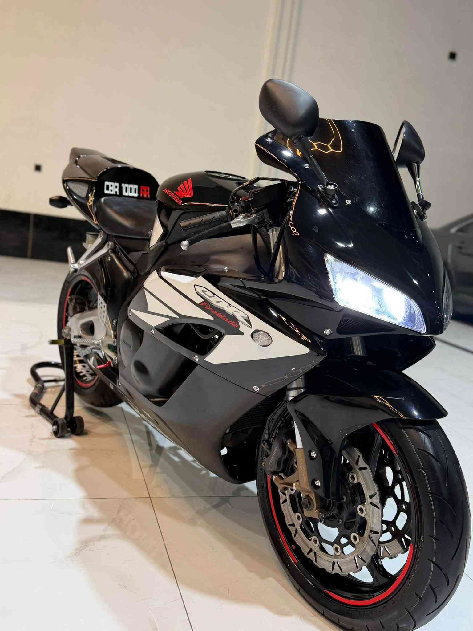 السلام عليكم cbr 1000RR للبيع موديل ٢٠٠٧ 
بيع سريع ماكو بهيجي هاي سعر او هاي نضافة 
سعت فقط ٢٩$ بيها مجال بسيط دراجة دخول جديدة ماشي ٥١ الف ماماشي بل عراق برمجة دراجة 
دبل مروحة بطارية كبير اكزوز اصلي 
كير محرك شرط برغي مامفتوع تاير امامي ل تاير خافي شرط بل كارتون دينار مسرف مابي دراجة ب اربيل شراي خابر تدلل *********** واتس اب بيها
