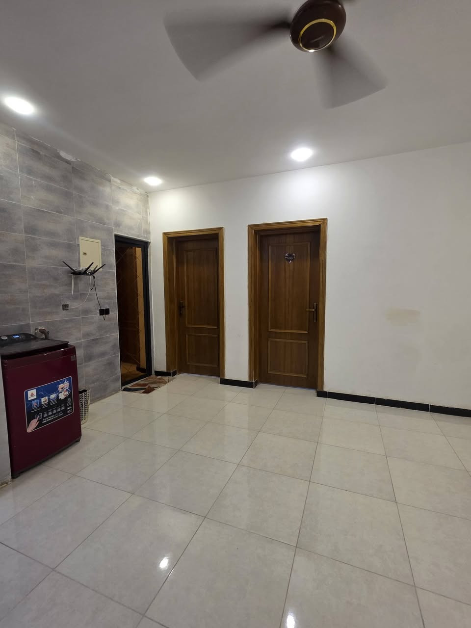 السلام عليكم بيت للبيع  فقط ١٥٠متر  الشعله الرواد طابو صرف   البيت طابقين كامل حديث بناء٢٠٢٥ مابيه اي نقص يتكون من ٦غرف نوم واستقبال طول ٧م ومطبخ ٥م وحوالي ٥×٦ و٣ مجاميع صحيه البيت كله ديكورات علما المنطقه كامله الخدمات فقط التبليط عن قريب إن شاءالله يكمل اني صاحب العقار واذا اكو مراوس بقطعه ٢٥٠ بالرواد او برئاسة الوزراء الأولى الاستفسار الاتصال على الأرقام الموجوده ***********او ***********ا او على الاواتساب او على الخاص والله خير الرازقين
