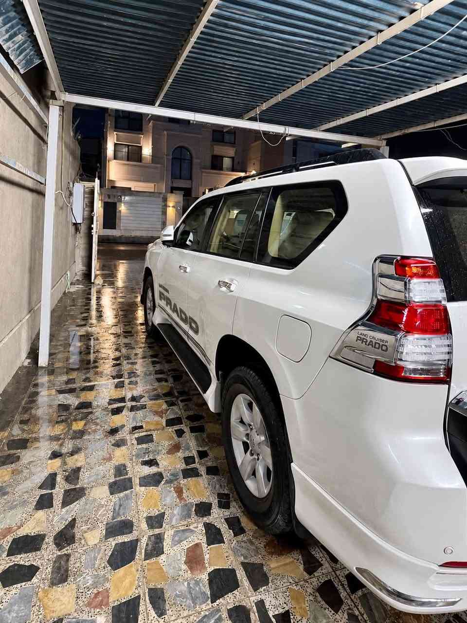 للبيع: تويوتا برادو 2014 – فئة TXL خليجي (فل مواصفات)
🔹 الموديل: 2014
🔹 الفئة: TXL خليجي (1/1)
🔹 اللون: أبيض مع تطعيمات كروم
🔹 المحرك: 6 سلندر – 4000 سي سي
🔹 ناقل الحركة: أوتوماتيك
🔹 الدفع: رباعي (دبل خفيف + ثقيل)
🔹 الوقود: بنزين
🔹 عدد المقاعد: 7 ركاب
🔹 الخزان: خزان واحد
🔹 العداد: 178,000 كم (قابل للزيادة)

📍 الموقع: بغداد – البلديات
🪪 اللوحة: بغداد – رقم إنكليزي دولي
✍️ التحويل: باسم المالك، تحويل ثاني يوم

✅ المواصفات والتجهيزات:
 • فتحة سقف
 • تكييف أمامي وخلفي شغال (3 قطع)
 • مراتب نظيفة جدًا
 • شاشة بلادي (بلوتوث – AUX – شاحن سريع)
 • كاميرا خلفية
 • حساسات خلفية
 • أرضيات (دوسات) جديدة
 • كراسي أمامية تحكم كهربائي
 • نظام ECO اقتصادي
 • ويل كاب ألمنيوم
 • قياس التاير 18 – تايرات جديدة
 • كير ومكينة مكفولة
 • صدر أمامي وخلفي جديد
 • مراي تغلق مع الأقفال
 • تحكم بالزجاج عن طريق البصمة
 • سونار السيارة مرفق
 • حالة السيارة ممتازة – مستخدم نظيف – لا تحتاج أي تصليحات

💵 السعر المطلوب:
290 دولار فقط
(يعني شديّت 90 ورقة)
قابل للتفاوض بالمعقول
***********

