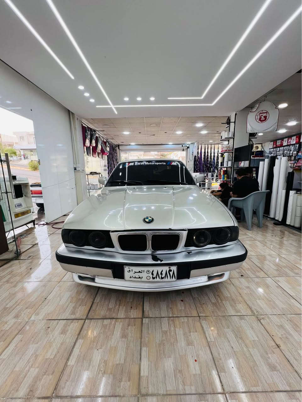 Bmw 525 گێر عادی 
مودیل 1992
ئارم پلاستیک هەولیر بەشەرت ئارم ئوەلیات
سعری ٣٨ گلا معامەلە 
پێشو پشتی کەپسە لیدانی نیە 
موسو براوەی بەشەرتە 
گێرو مەکینەی بەشەرتە 
تەقەو رەقەی نیە 
مەسروفی تیا نیە ئەت دەمی بەس بەنزینی تیکەیت 
٢٥٠ تیابو من ٥ گلا دەبرم سەیارەکە زۆر زۆر بەقۆتە 
قۆتی لەقەدەر خوی نیە بەس ماشاالله ی دەویت 
مواسەفات:
مەکینە کەپس 
جام کارەبا 
لایت ئەلقە 
پێش گەورە 
ویلی M18 دوسایز 
بلوتوز تەنزیل 
سوکانی M
دەعامی M
شوین کۆیە موشتەری تەلەفون بکە فایبەرو واتسئەپ کراوەتەوە: *********** كويسينجاك, أربيل
