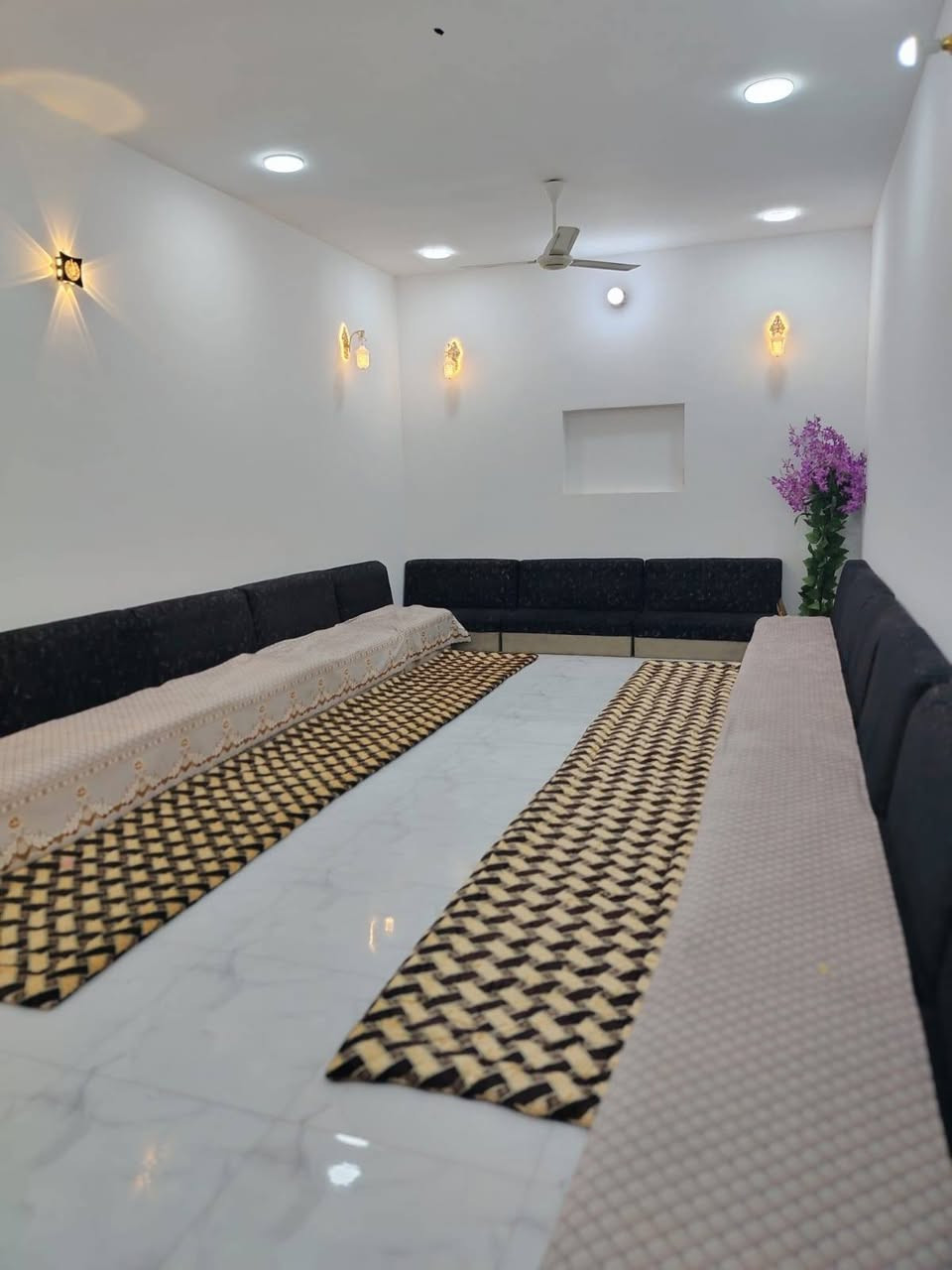 السلام عليكم للبيع بيت بحي المهندسين المساحه 260 غرف نوم ٢ سويت حمام هول ٤/٨ وصاله ٤/٥ ومطبخ حار وبارد ومضيف ٩/٤ بناء طابوك اول شارع حديث السعر ٨٠ بي مجال بسيط اللاستفسار اتصال *********** مراجعه مكتب النوارس شارع مستشفى ***********

