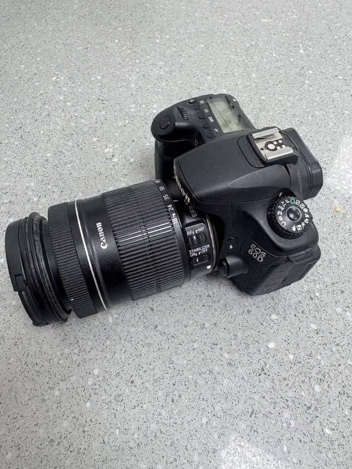 📷 Canon EOS 60D + Canon EF-S 18-135mm IS

🔹 الكاميرا:
• الموديل: Canon EOS 60D
• النوع: DSLR
• تاريخ طرح الموديل: 2010
• الحساس: CMOS
• حجم الحساس: APS-C
• دقة التصوير: 18 ميگاپكسل
• الدقة الفعلية: 17.9MP
• معالج الصور: DIGIC 4
• نسبة الأبعاد: 3:2
• مانع الغبار: موجود

🔹 ISO:
• ISO عادي: 100 – 6400
• ISO موسع: حتى 12800

🔹 التركيز:
• نظام AF: TTL-CT-SIR
• نقاط التركيز: 9 نقاط
• جميع نقاط AF من نوع Cross-Type
• النقطة الوسطى Dual Cross-Type عند f/2.8
• One-Shot AF
• AI Servo AF
• AI Focus AF
• Manual Focus

🔹 سرعة التصوير:
• تصوير متواصل High Speed: حتى 5.3 صورة/ثانية
• Low Speed: حتى 3 صور/ثانية
• JPEG Large/Fine: حتى حوالي 58 صورة متواصلة
• RAW: حتى حوالي 16 صورة متواصلة

🔹 سرعة الغالق:
• من 1/8000 ثانية
• إلى 30 ثانية
• Bulb متوفر
• سرعة مزامنة الفلاش: 1/250 ثانية

🔹 الشاشة:
• LCD متحركة Vari-Angle
• الحجم: 3.0 إنچ
• الدقة: 1,040,000 نقطة
• تغطية الشاشة: تقريباً 100%
• إمكانية التصوير Live View

🔹 المنظار:
• Optical Pentaprism Viewfinder
• تغطية تقريباً 96%
• تكبير 0.95x

🔹 الفيديو:
• Full HD: 1920×1080
• 30fps / 25fps / 24fps
• HD: 1280×720
• 60fps / 50fps
• SD: 640×480
• صيغة الفيديو: MOV / H.264
• تسجيل صوت داخلي
• مدخل Microphone خارجي
• تحكم يدوي بالتعريض أثناء تصوير الفيديو
• HDMI Output

🔹 الملفات:
• JPEG
• RAW 14-bit
• إمكانية التصوير RAW + JPEG

🔹 الذاكرة:
• SD
• SDHC
• SDXC

🔹 الفلاش:
• فلاش مدمج Pop-up
• E-TTL II
• Guide Number 13m تقريباً عند ISO 100

🔹 البطارية:
• Canon LP-E6

🔹 الوزن:
• حوالي 755 غرام للجسم مع البطارية تقريباً

🔹 الأبعاد:
• حوالي 144.5 × 105.8 × 78.6 mm

━━━━━━━━━━━━━━━━━━

🔭 العدسة:

• الموديل: Canon EF-S 18-135mm f/3.5-5.6 IS
• نوع العدسة: Zoom
• البعد البؤري: 18–135mm
• فتحة العدسة القصوى:
  f/3.5 عند 18mm
  f/5.6 عند 135mm
• التثبيت البصري: IS Image Stabilizer
• تركيب العدسة: Canon EF-S
• مناسبة لحساس APS-C
• ما يعادل تقريباً على Full Frame:
  29–216mm
• تركيب العدسة: 16 عنصر ضمن 12 مجموعة
• أقرب مسافة تركيز: حوالي 0.45m عند 135mm
• فلتر العدسة: 67mm
• فتحة العدسة الدنيا: f/22–36
• زاوية الرؤية القطرية: 74°20' – 11°30'
• وزن العدسة: حوالي 455g
• تحتوي على AF/MF
• تحتوي على Image Stabilizer ON/OFF
للتواصل واتس اب : ***********
