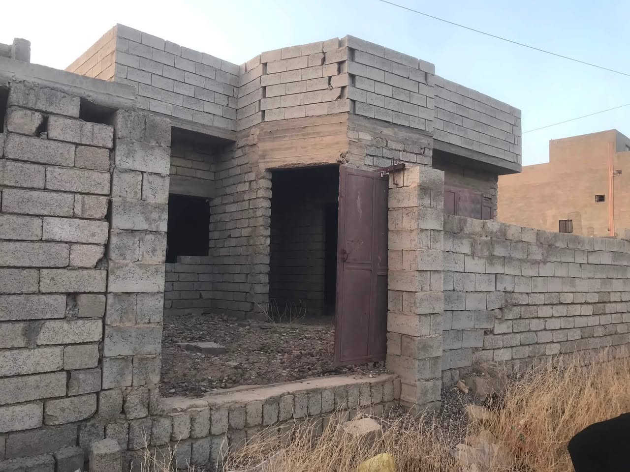 السلام عليكم ورحمة الله وبركاته
هيكل200متر للبيع داخل في قرار التطويب وبيه وصل بلدية

حي الفرسان خلف جامع الرؤوف الرحيم مباشرةً

مصبوب ومبني ستاره وبيتونه وسياج وباب خارجي

خريطه حلوه وبناء متعوب عليه

شغل راقي جدا من الاساس لحد البيتونه

السعر 28مليون وبيه مجال حگ العملة

***********
