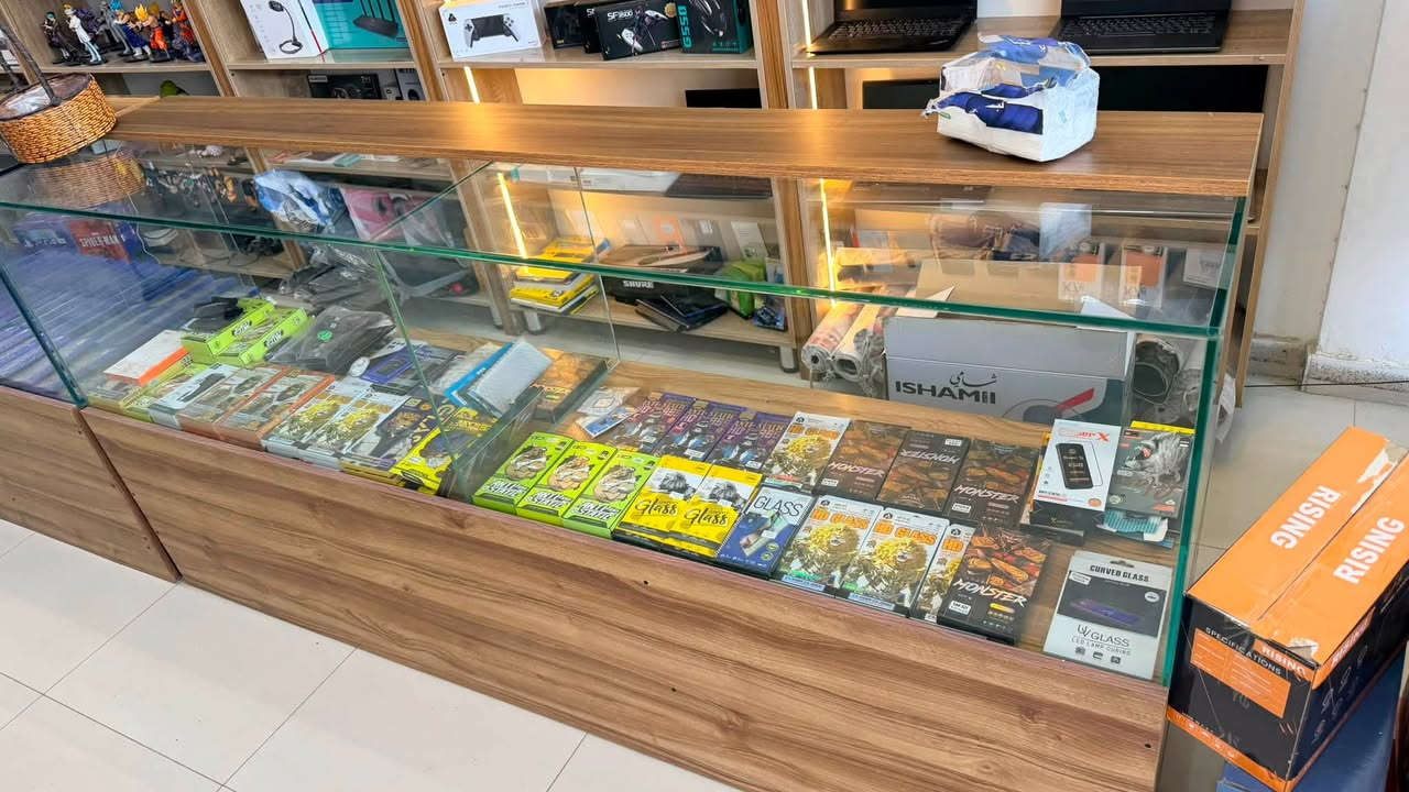 فاترينات موبايلات عدد 2 كلش نظيفات صارلي شهرين من سويتهن قيم واخذهن بلعافية عليك

***********
