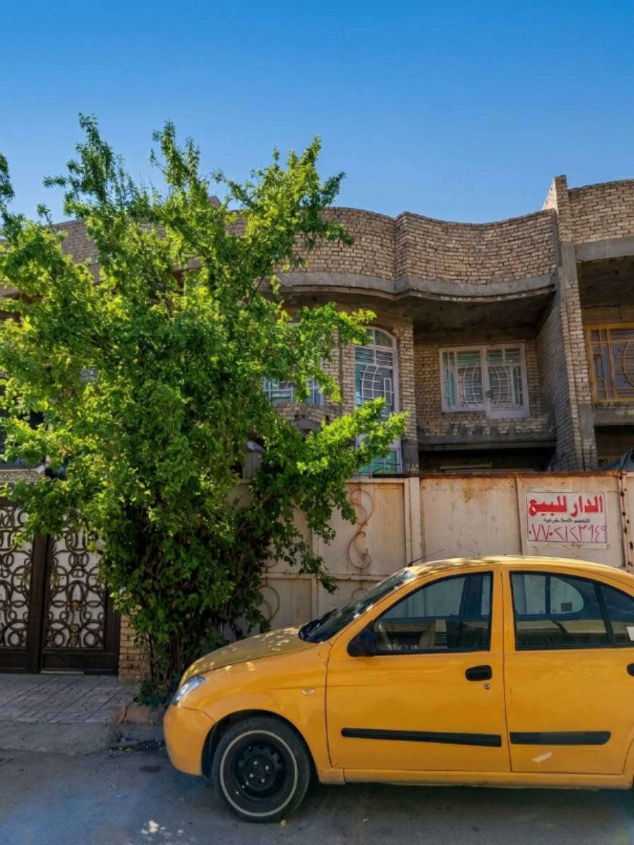 للبيع دار سكني في بغداد – البلديات / اليَوان (المربع الذهبي)
📍 الموقع: بغداد، البلديات، اليَوان – موقع مميز.
📐 المساحة: 140 م²
📏 الواجهة: 7 م × 20 م
تفاصيل الدار:
3 غرف نوم.
صالة استقبال.
مطبخ.
4 صحيات .
غرفة إضافية غير مبنية.
منور.
كراج يتسع لسيارة كبيره
الدار يحتاج فقط إلى بعض الترميمات البسيطة، ومناسب للسكن أو الاستثمار والتأجير وتحقيق دخل شهري.
للاستفسار والتفاصيل، التواصل ***********
