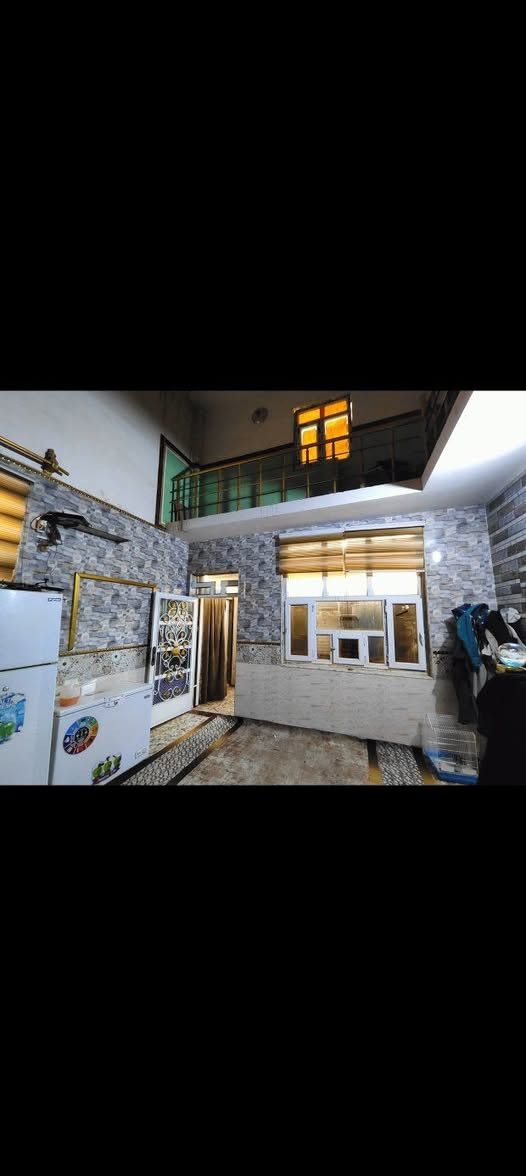 سلام عليكم للبيع بيت 140متر مربع 14في 10
عن شارع 20الاميرات 6 امتار فقط مقابل مجمع الأميرات وعن شارع بيتي 50متر افضل موقع  بيت متكون من اربع غرف  طابقين ثلاثه فوك سويت وحده جوه صاله, 4ونص في 8 استقبال 4في 9
داخل البيت دبل فاليوم الشبابيك كله المنيوم ام طبقين دبل جام مانع التراب والصوت البيت كله كاشي ابو 40 طابوق سماوه درجه أولى الاساس صب 60سنتم البيت كله 9انجات طابق الاول كله سيراميك  البناء درجه اولى البيع مستعجل السعر قفل من الاخير 100قفل قفل مابي ابد  الاستفسار على الرقم ***********
