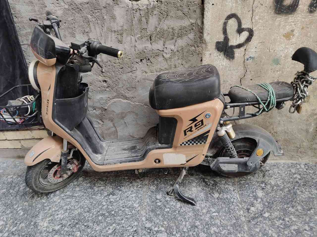 باسكل شحن موديل 25 بطاريته جاهزه وجديده سعره 350 الف ناقصه تاير فقط تبدله وتطلع بي جاهز من كلشي سماعات شغاله كلشي بي شغال للاستفسار ***********
بي مجال قليل حك جيتك 
باسكل شحن موديل 25 بطاريته جاهزه وجديده سعره 350 الف ناقصه تاير فقط تبدله وتطلع بي جاهز من كلشي سماعات شغاله كلشي بي شغال للاستفسار ***********
