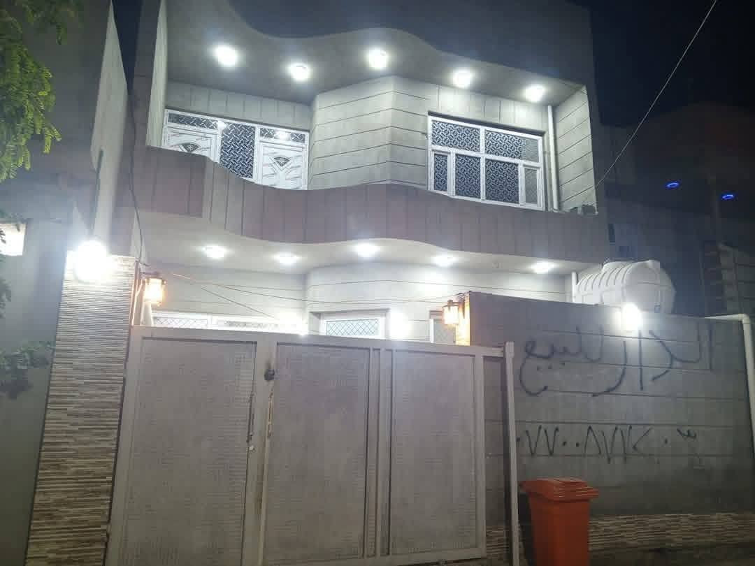 بيت منطقه باب درب خلف جامع الحسين زراعي   مساحته 120 طابقين 4 غرف نوم زراعي داخل بتطويب معامله كامله بيد محامي معه كافه خدمات ماء مجاري تبليط بيت مضمون ***********
