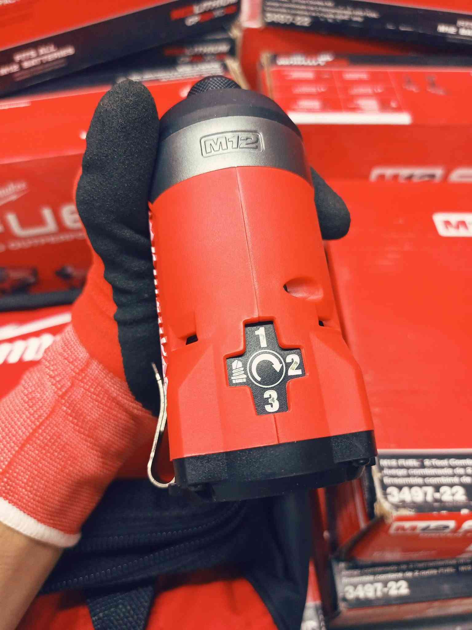 ملواكي M12 • امباكت • بطاريات ٢ و ٤ أمبير