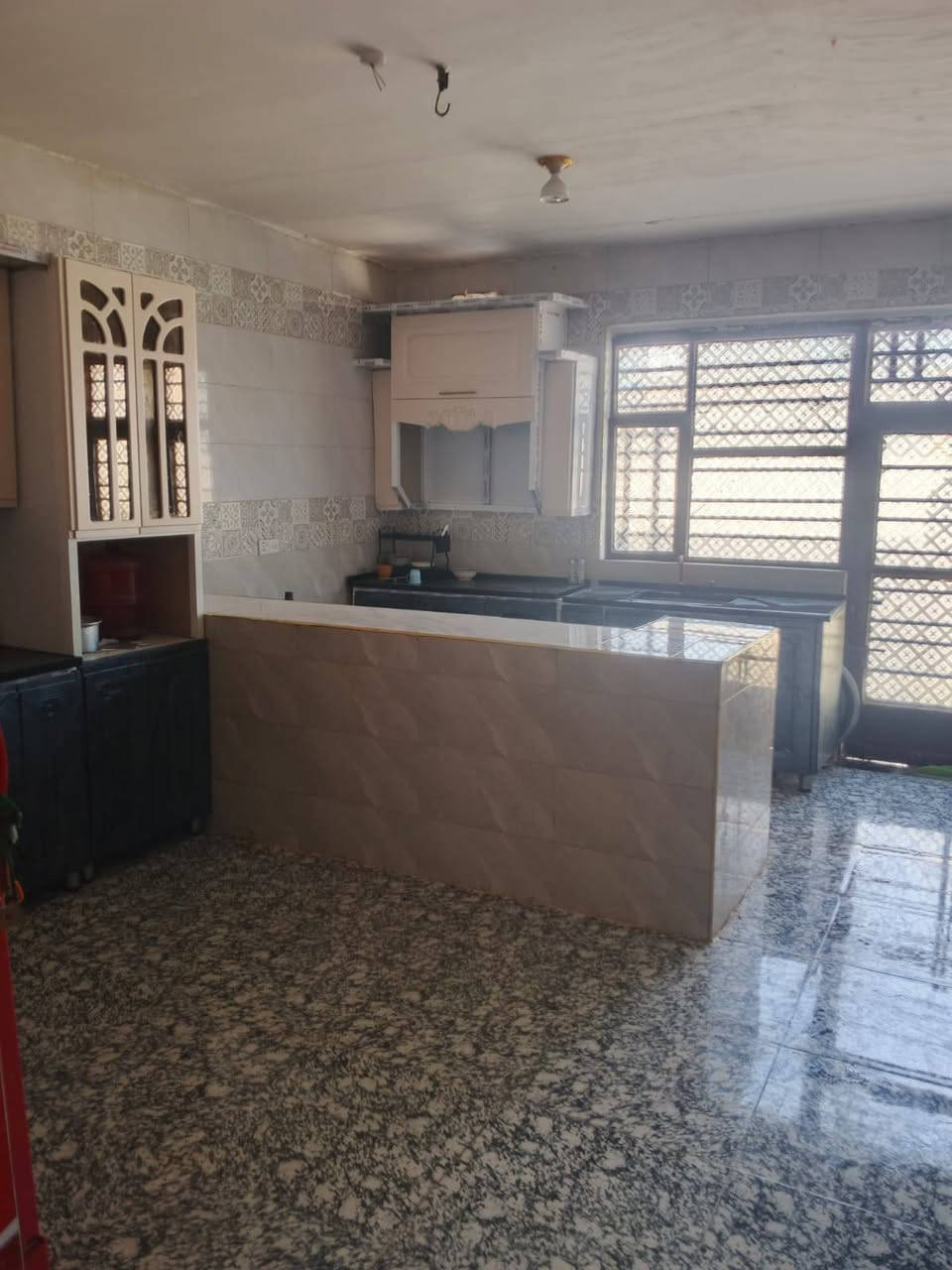 بيت للبيع مساحه300غرفتين نوم صاله سقبال ومطبخ حار وبارد مزاحم من كلشي حديقه عنوان زبيديه قرب ملعب هشام شارع عميد مزاحم=***********
