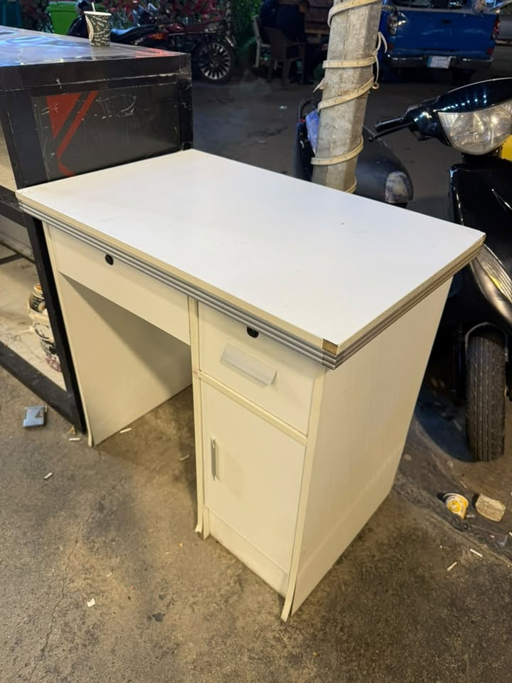 ميز كاشير نضيف السعر ٥٠ الف العنوان الاعظمية ***********
