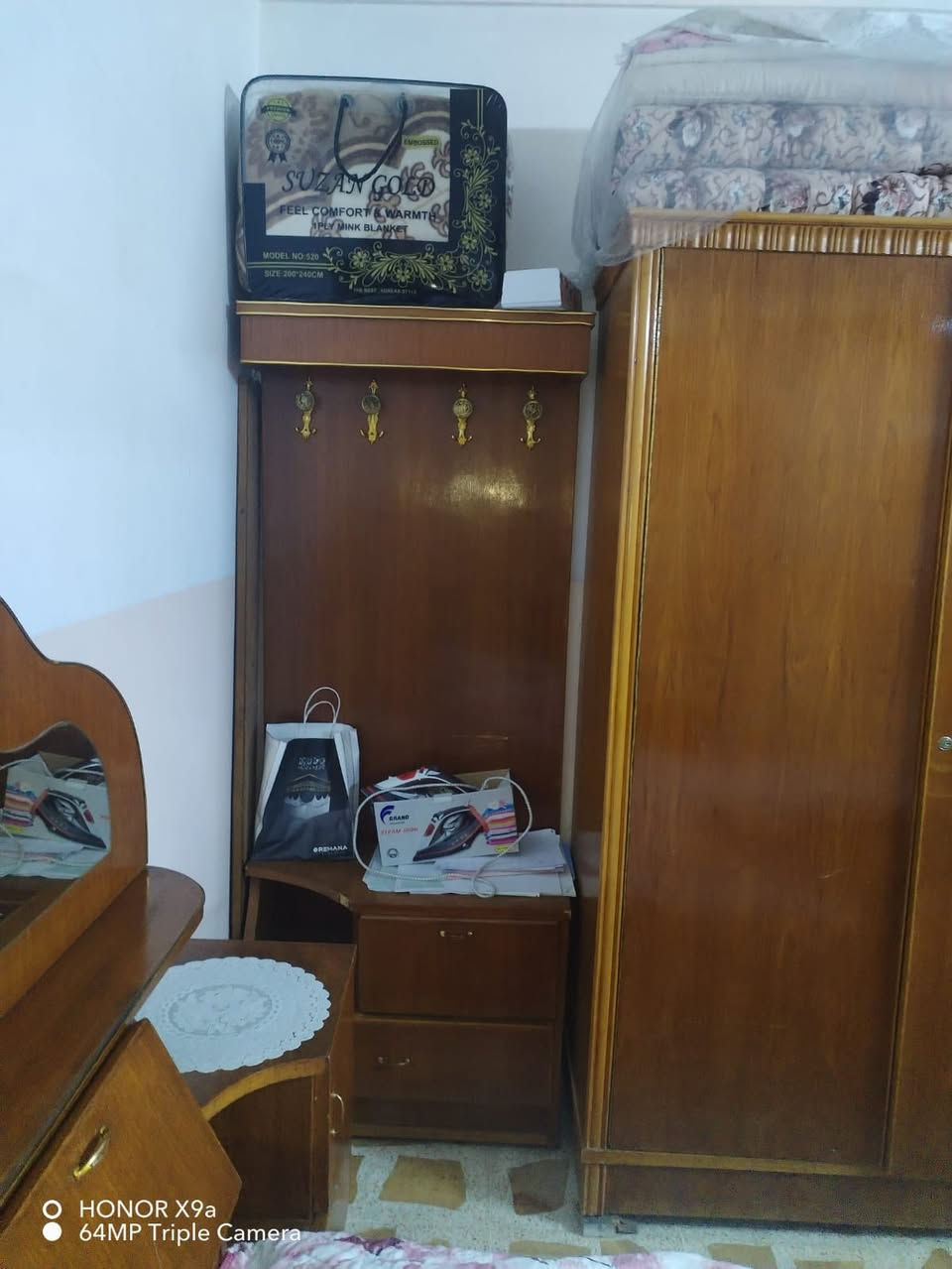 غرفه 5 أبواب كامله شغل ثقيل سعرها 550 وبيها مجال بسيط مكان منطقه كراج الشمال للتواصل ***********
