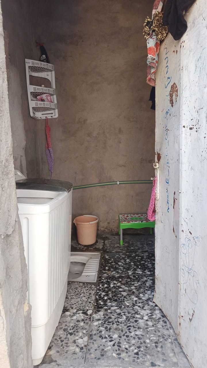 بيت لبيع أو مورس قرب نور الحلاق مساحتة ٦٠ للاستفسار على رقم ***********
