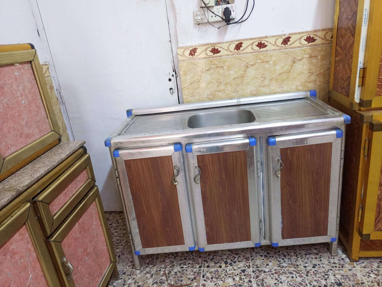 ***********كاونتر مستعمل مترتين  وسنك متر و30  العنوان ابو الخصيب البهادريه يم محطه الغاز يوجد خدمه توصيل الاستفسار خاص
