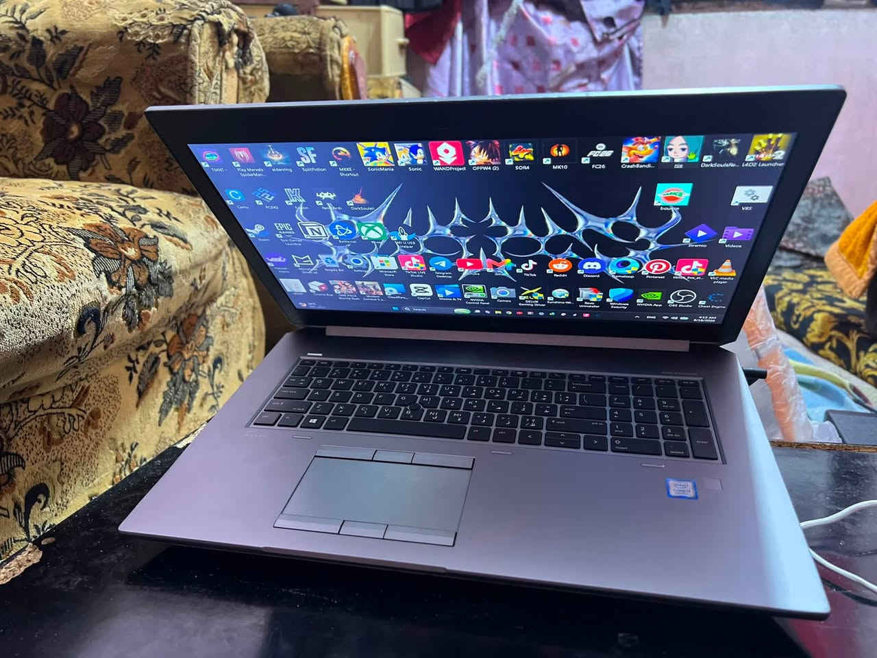 لابتوب hp zbook g6 17 لابتوب رجال الاعمال يصلح Gaming 
بفضل ارياحيته بالمهام الثقيلة والالعاب القوية 

كرت الشاشة: يأتي خارجي من فئة RTX 3000 

المعالج        : باداء ممتاز 6 انوبة i7 9750h 

الرامات        : 32 غيغا حجم غني عن التعريف
 
الذاكرة         : 1 تيرا

الشاشة        : حجم كبير 17 انش 1080-60 اطار بالثانية، الكرت ينطيك اكثر على شاشة خارجية

الصوت        : سماعتين ستيريو بنقاء ممتاز مع صوت عالي

منافذ          : 2 typ c , و 3 usb , ومنفذ سماعات الرأس و HDMI 

الشاحن       : الاصلية مع قدرة 230w

التبريد         :  جسم الـ ZBook 17 G6 ضخم ويحتوي على نظام تبريد بمروحتين وأنابيب حرارية واسعة، مما يسمح للكرت (مثل RTX 3000) بالعمل بكامل استقراره عند 80 واط لفترات طويلة تحت الضغط العالي دون أن يقلل الترددات بسبب الحرارة

نقطة القوة لهذا الابتوب محتفظ بنضافته وبدون اي خلل وانطي به ضمان 

الماوس الغيمنغ : ديلوكس M900 PRO مع القاعدة الخاصة لتصل سرعة استجابته 8000HZ مع دقة 2600 DPI و وزن 63 غرام

كيبورد مغناطيسي: FUN 60  60% لون متدرج وردي مع استجابة نقر 8k hz  تقنية Rapid Trigger: تتيح لك تخصيص مسافة التفعيل والارتداد بدقة متناهية تصل إلى 0.01 ملم في بعض النسخ، مما يعني استجابة فورية بمجرد لمس الزر دون الحاجة لضغط المفتاح بالكامل.

كامل الاجهزة للبيع ب 750 الف وبيها مجال حك الجية مكان ديالى بعقوبة تقاطع القدس ***********

