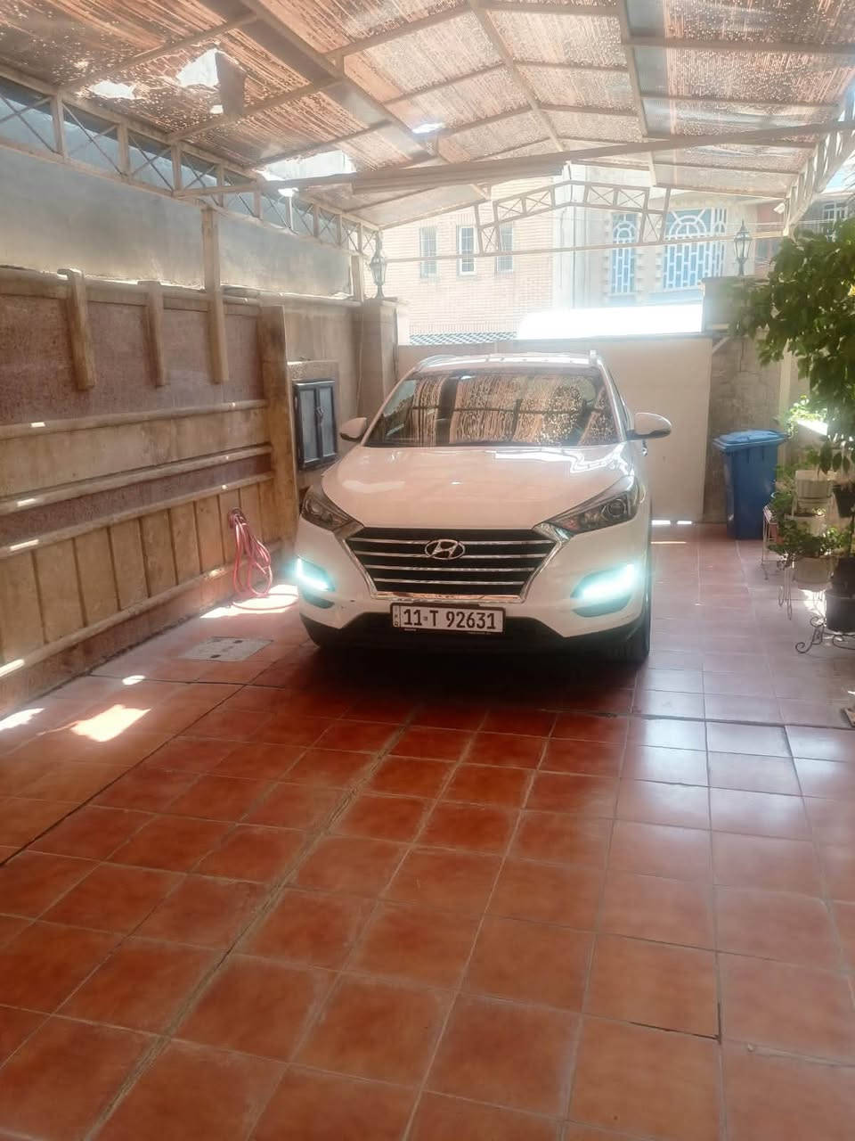 HYUNDYI TUCSON(وكالة القاصد)
الموديل :-2019
عداد المسافة :-70000 كم
حجم المحرك :-2000 doch 
لوحات التسجيل :- بغداد بأسمي سنوية مجددة 2029 
المواصفات :-
1- بصمة ابواب وصندوق وتشغيل
2- نظام ترحيب عند الاقتراب
3- كرسي السائق كهرباء
4- كشنات جلد
5- شاشة اصلية +كامرا خلفية
6- اريل نفكيتر
7- شاحن واير ليس 
8- وبقية المواصفات الاساسية .
السعر :-18.500$ قابل للتفاوض
العنوان :- شارع فلسطين - حي المهندسين
للتواصل :-***********
السيارة مكفولة من الحادث والبارد والصبغ
