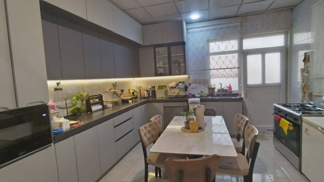 بيت للبيع في تلار ستي 
مساحة 230متر 
غرفتين نوم 
مخزن
صاله واستقبال. 
طاقه شمسيه و4 سبالت ودكت مبردة وكاونترات 
واجهه قبله مقابيل حديقه 

السعر 9 دفاتر وربع وبي مجال 

للتواصل رقم ***********

