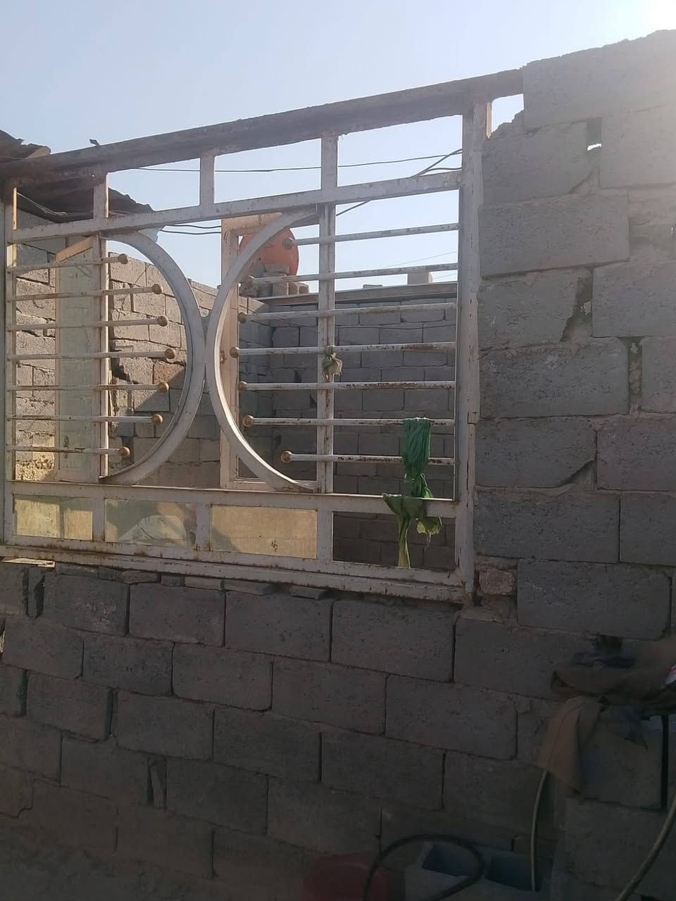 سلام عليكم عندي بيت تجاوز بشارع كهرباء زعفرانية غرفتين وستقبال عل نص بي مطبخ وصحيات حمام بيت كله كاشي مجاري مي كامل كهرباء كامله سعر8بي مجال تواصل  مكلف بنشر***********
