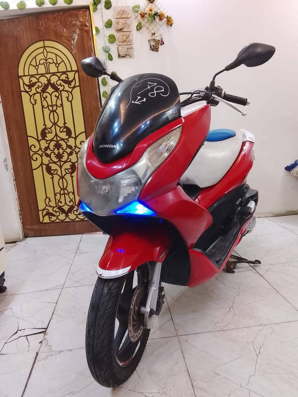 السلام عليكم pcx جيل أول ياباني
استان حساس 

دراجه ممشاها قليل 

مكينه بلادي مكفولة تنقيص تبخير نضوح مابيها فقط ملاحظات بلكفر 

شغل وطلع مكاني مدينة الصدر 

سعر ١٢٠٠ وبيها مجال أو مرواس بأحدث وفرق

***********
