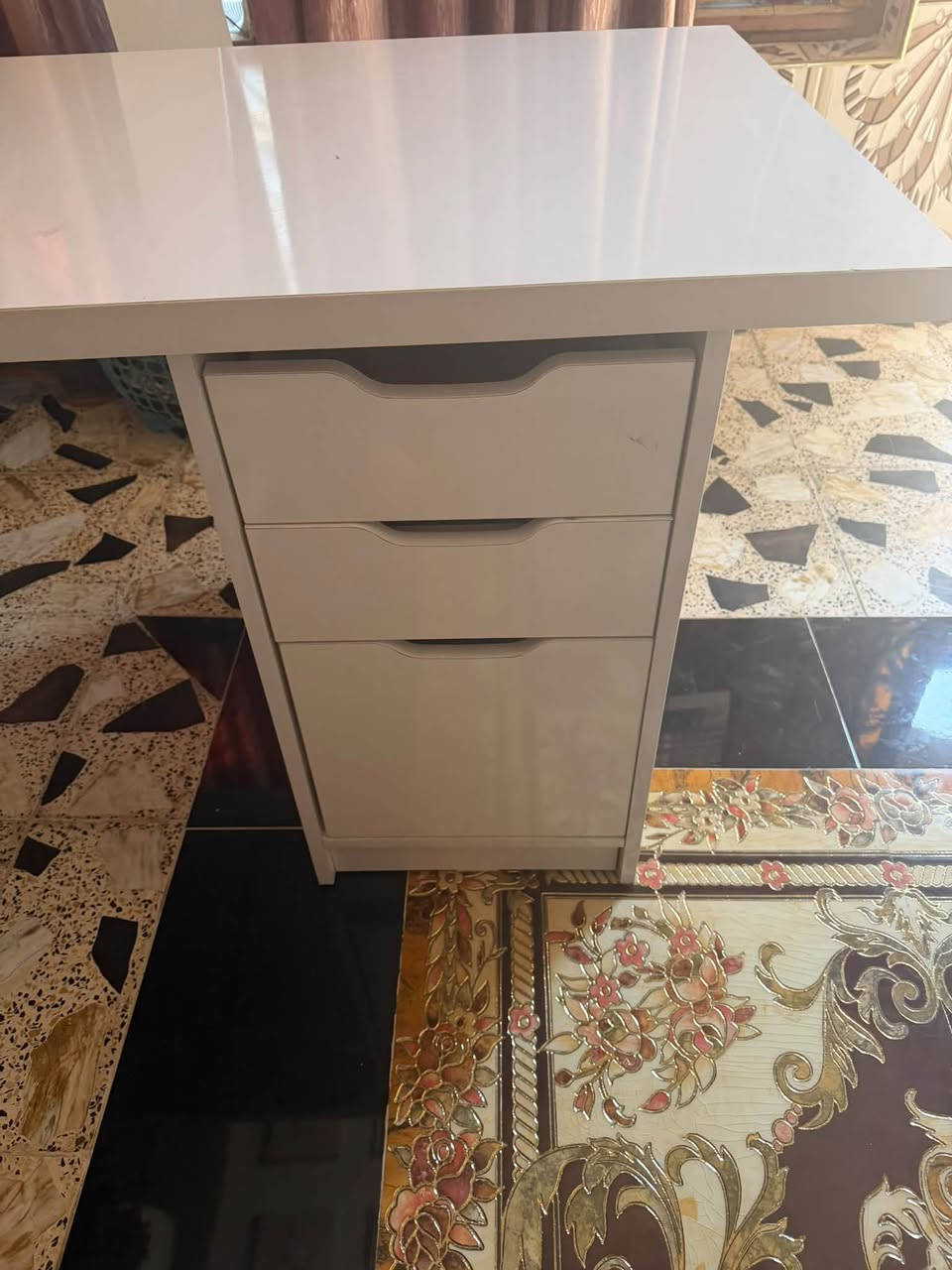 ميز كيمنك للبيع الطول والعرض موضح بالصور وسعره مناسب
بغداد ابو دشير
***********

نص مكتوب في الصور:
- طاولة مع مجر وباب skark.rozenama.com skarkcenter طاوة مع مجر وباب 190,000 د.ع شحن مجاني 170 160 150 140 130 120 200 190 180 75 70 60 الطول العمق لون السطح لون الجزء السفلي + 1 -
- طاولة مع مجر وباب skark.rozenama.com 190,000 د.ع شحن مجاني 170 160 150 140 130 120 الطول 200 190 180 75 70 60 العمق لون السطح لون الجزء السفلي الكمية 1 منفذ اسلاك مع شاحن لا سلكي 25,000