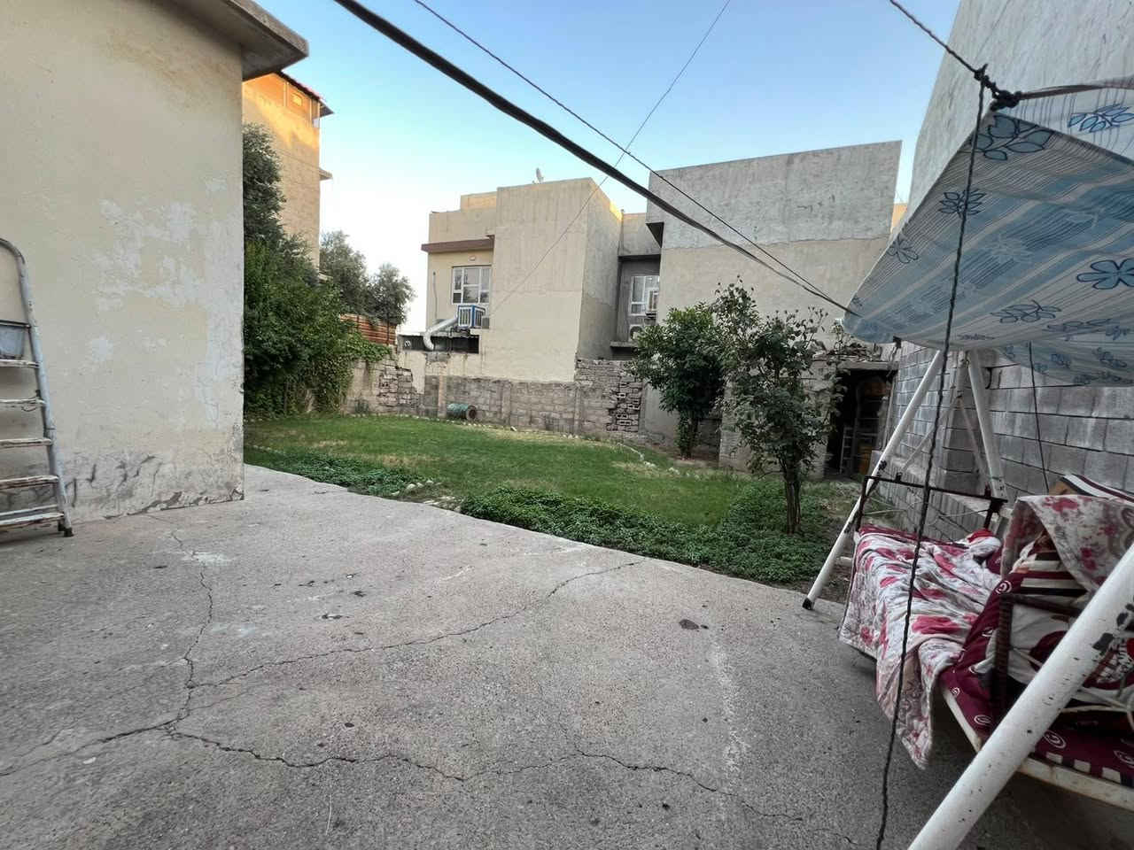 السلام عليكم 
بيت سكني في حي الرفاعي جانب الايمن مساحة البيت 497 واجهة 15ونص قريب على جامع يحيى الطالب وبضهرو شارع العام يتكون البيت من طابقين وسرداب 7غرف وهولين سعر البيت مناسب جدا للتواصل على هذا الرقم وبيه واتساب ***********
