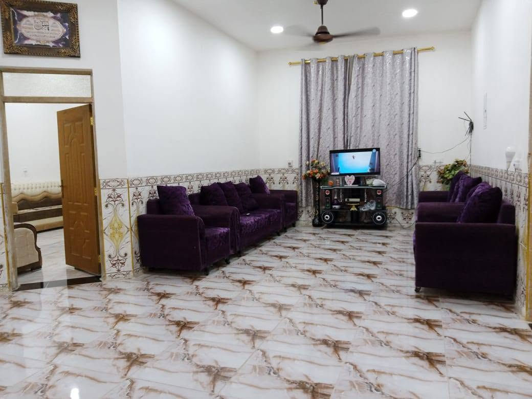 قطعه ارض مساحتها نصف دونم (1250)متر مشيد عليها دار نوع العقار ملك طابو الكاظميه بناء حديث 2021 طابقين يحتوي الطابق الارضي على صاله 7x4 غرف نوم عدد 2مساحة 5x4 وهول داخلي 9x4 و مطبخ 6x4 وصحيات  الطابق الثاني  غرف عدد 2 مساحة كل غرفه 7x4 وهول 9x4 ومخزن  خدمات ماء أساله وكهرباء وطنيه ومولد تبليط لحد باب البيت يعني خدمات فول وتكدر ترتب الارض شوية مثلا اضافة مسبح وشغلات وتسويها فيلا سياحية العنوان التاجي عبور ذراع دجله منطقه 27 الحماميات تبعد عن الشارع العام 1000 م للأستفسار 
فقط رقم الهاتف *********** بغداد, العراق
