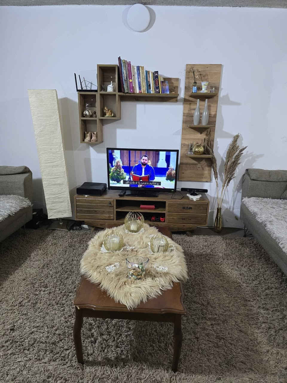 غرفة ضيوف • طاولة طعام • طاولات متداخلة