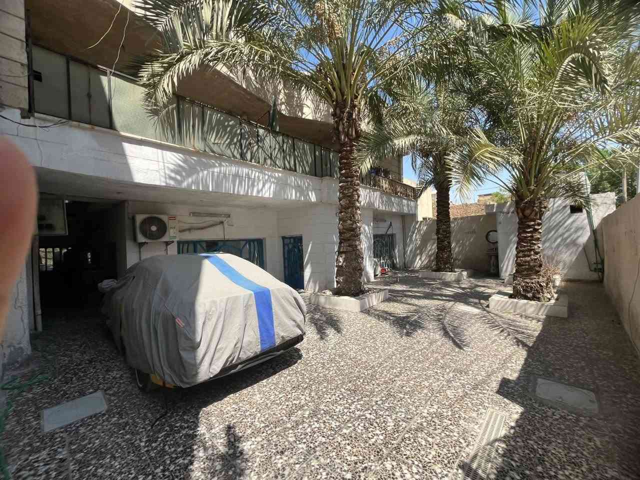 السلام عليكم

دار للبيع🏠 

المساحة:260م

الواجهة :١٣

النزال ٢٠

الموقع📍 بغداد /حي النصر /شارع انشائية حمزة المياحي  الفرع العاشر1️⃣0️⃣ 

جنس الأرض /طابو صرف سند بأسمي ✅

يحتوي البيت على 5️⃣غرف نوم ✅

+على استقبال وصالة ومطبخ ✅

وصحيات داخلية وخارجية ✅

وكذلك صحيات في الطابق الثاني ✅ 

و4 غرف نوم في الطابق الثاني ✅

البيت مرتفع عن الشارع ✅

ويحتوي على خطوط ماء عدد2 ✅ 

وكذلك على سبالت على عدد الغرف 

والمطبخ ايضاً ✅

يباع البيت مع الأثاث أو بدونه 

للاستفسار الاتصال على الرقم  أو واتس اب 

***********
