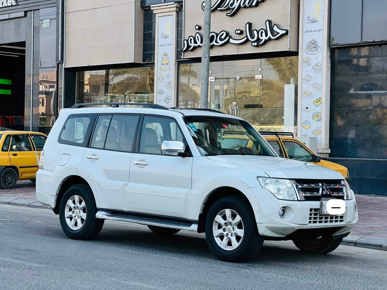 باجيرو خليجي مديل 2014 حبتور سعر 137قابل للتفاوض الأستفسار اتصل *********** كفاله عامه من ضربه وتبديل  بيها قطعه صبغ فقط  المواصفات فول واحد على واحد فتحه سقف تحكم ستيرن شاشه كامره خلفيه داخل بيجي دمام 7 راكب 3 قطع تبريد حداديه جديده مكينه وكير مكفولات  ماشيه 161 حقيقي حساسات امامي وخلفي رقم دولي مشروع وطني سنويه ل 29 مكان سياره كربلاء
