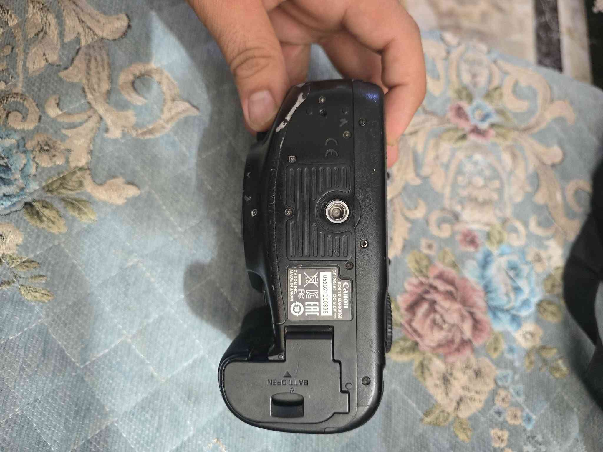 كاميرة كانون 7dmii بيها فقط باب البطارية مثل ماتشوفون بل صور سعرها مناسب كلش وياها جنطه وشاحنة وبطارية وادبتر نقل صور رقمي واتساب ***********

