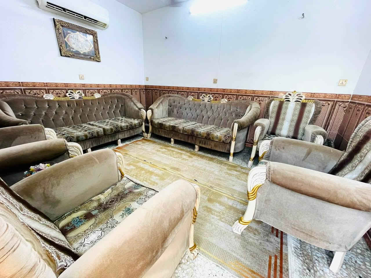 تخم ملكي تكمه ثكيل جدا ١٠ مقاعد نضيف أي ضرر ما بيه وياه كوشات هديه السعر ٣٥٠وبيه مجال العنوان البلديات الرقم ***********
