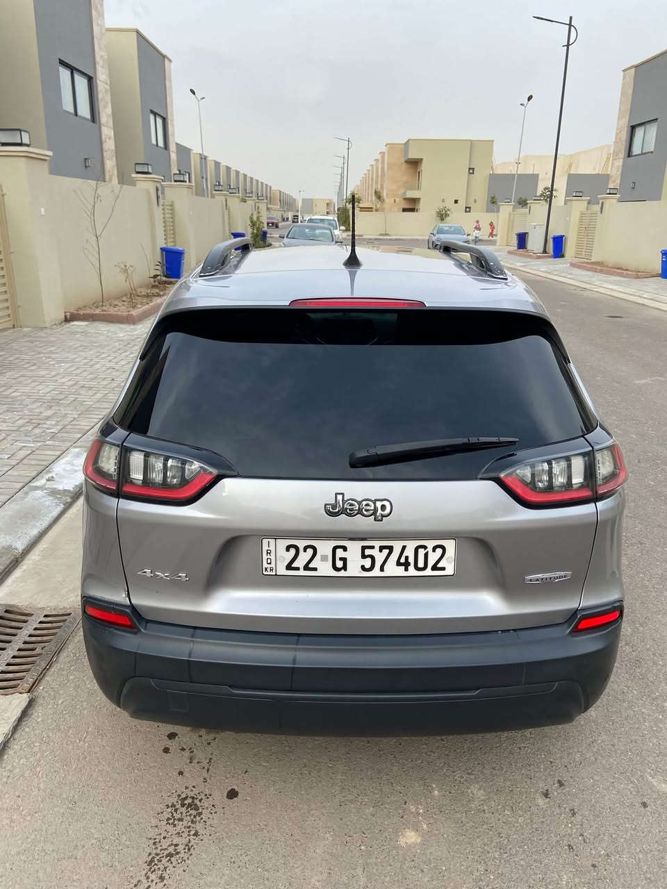 السلام عليكم
جيب شيروكي (بزون )موديل 2019 
محرك 4 سلندر 2400 
 مواصفات لاتتيود بلس 
بصمة وتشغيل عن بعد 
هاند بريك بصمة 
فور ويل 
مقاعد جلد 
شاشة وسط 
كرسي كهرباء 
تحكم ستيرن جهتين 
كروس سرعة 
وتحكم صوت واندرويد وكار بلي 
لايت زينون مع ليد نهاري 
السيارة عليها ادامة كاملة ومتعوب عليها سيارة مابيها اي نقص صدر امامي جديد تخم تاير جديد باتري جديد نوزلات وكالة جدد دسكات جديدة .
السيارة ماشي83 الف ميل  
رقم اربيل باسمي  
حادثها صفحة الراكب جاملغ وبابين وبدون ايرباك السيارة بدون اي ايرباك كلها سليمة حادث سطحي وصور الحادث موجودة ..بجم كبس بلادي 
السعر 12500$  وبي مجال  
موجودة في بغداد
هاتف : ***********
