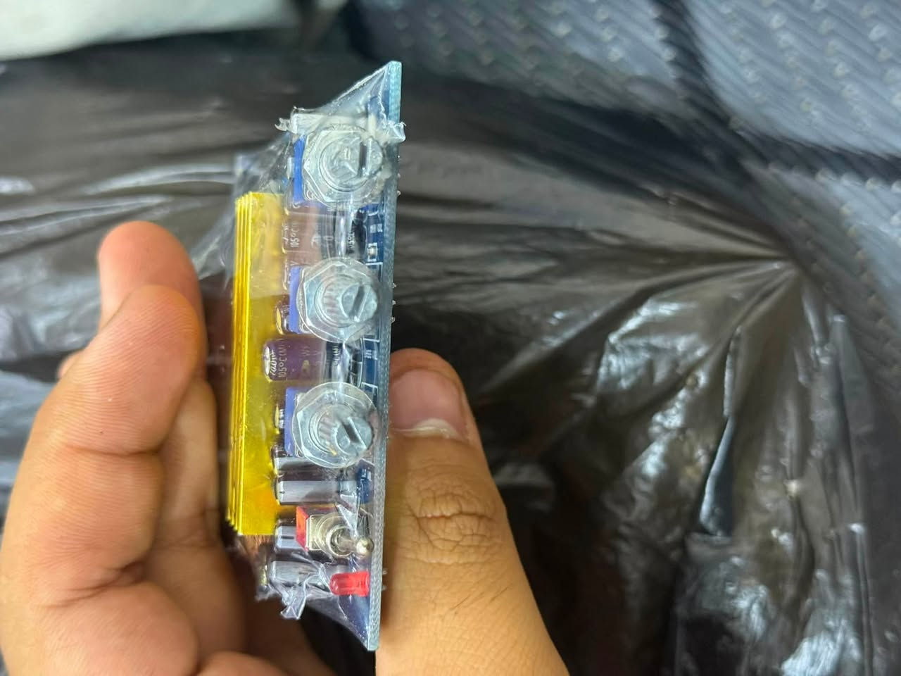 كروت أمبليفاير صوتية للبيع بالجملة 🔥
متوفر كروت تضخيم صوت بجودة ممتازة، مناسبة للمشاريع الصوتية وتصليح وتجهيز السماعات والأنظمة الصوتية 🎶🔊
🔹 كروت أمبليفاير 2.1 Channel
🔹 تحكم بالصوت والباس والتريبل حسب نوع الكارت
🔹 تعمل على فولتية DC مناسبة للأنظمة الصوتية
🔹 تحتوي على مشتت حراري للتبريد
🔹 مناسبة للسماعات والساب ووفر
🔹 جديدة وغير مستخدمة
📦 البيع بالكميات
✅ أقل كمية للطلب: 3 كارتات
✅ متوفر أكثر من كمية حسب الطلب
💰 سعر الكارت: 5 الاف دينار
📩 للاستفسار عن الكمية المتوفرة راسلنا خاص او على الرقم التالي//***********

