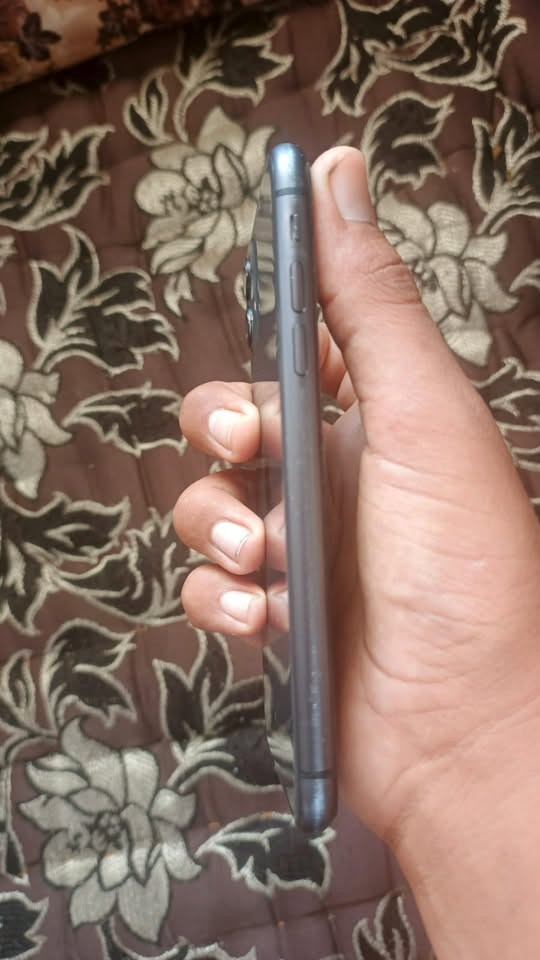 ايفون • نضافه ٨٠/١٠٠ • بطارية مرفوعة