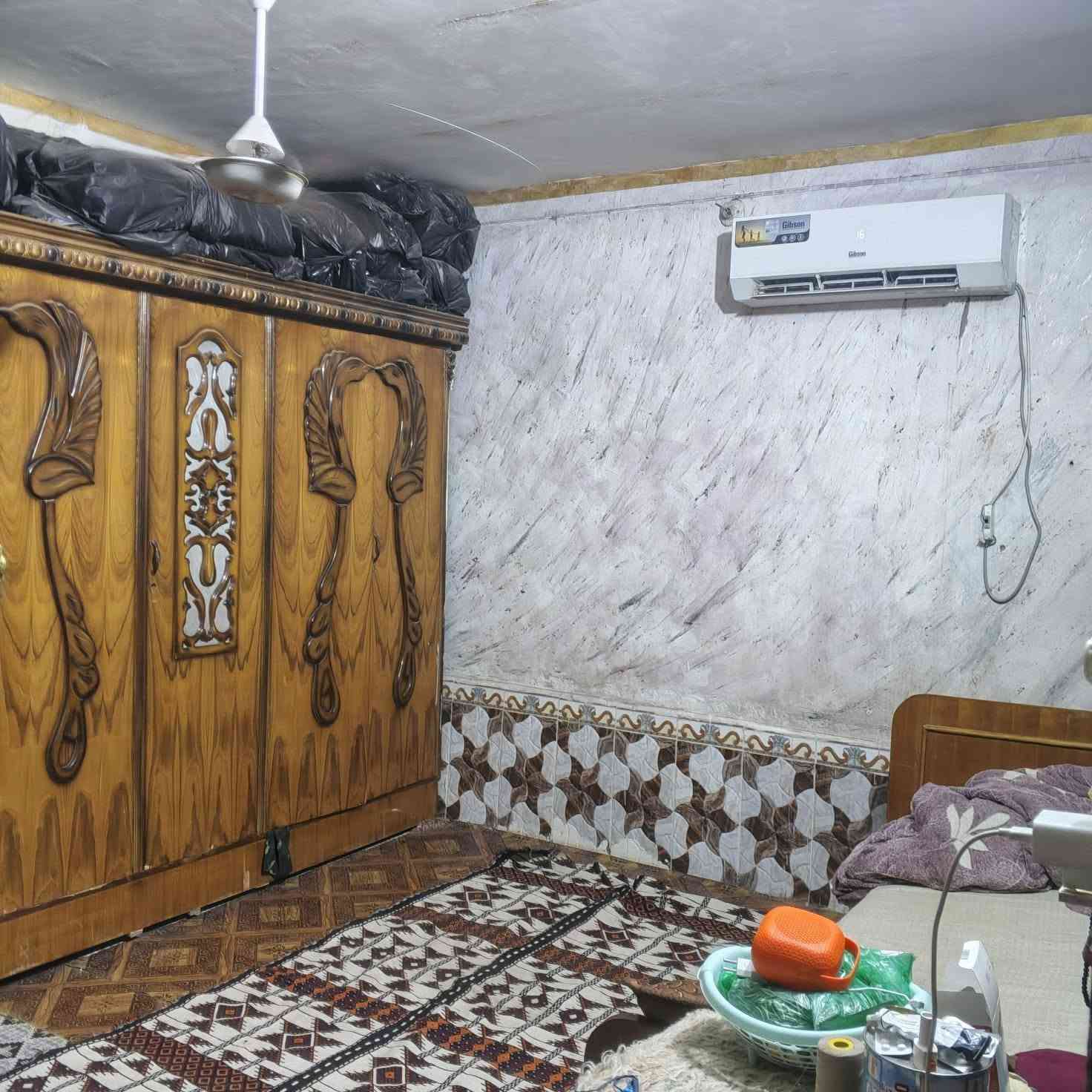 🏠 بيت واسع للبيع في منطقة الريان (قرب الملعب) 🏠المساحة: 450 متر مربع.الموقع: منطقة الريان، فرع متميز قريبة من ملعب الريان، يقع مباشرة على الشارع.التفاصيل الداخلية: 4 غرف نوم + صالة استقبال واسعة + مطبخ.الملحقات: كراج سيارة + حديقة خارجية.الوضع القانوني: الأرض تابعة للبلدية، ممتورة رسمياً من قبل لجنة البلدية والبيع مع التسليم والوصل الرسمي (بانتظار صدور سند التمليك).السعر: 60 مليون دينار (وبيه مجال طيب للشراي المعتمد).📞 للاستفسار والتواصل: [***********] شط العرب, البصرة
